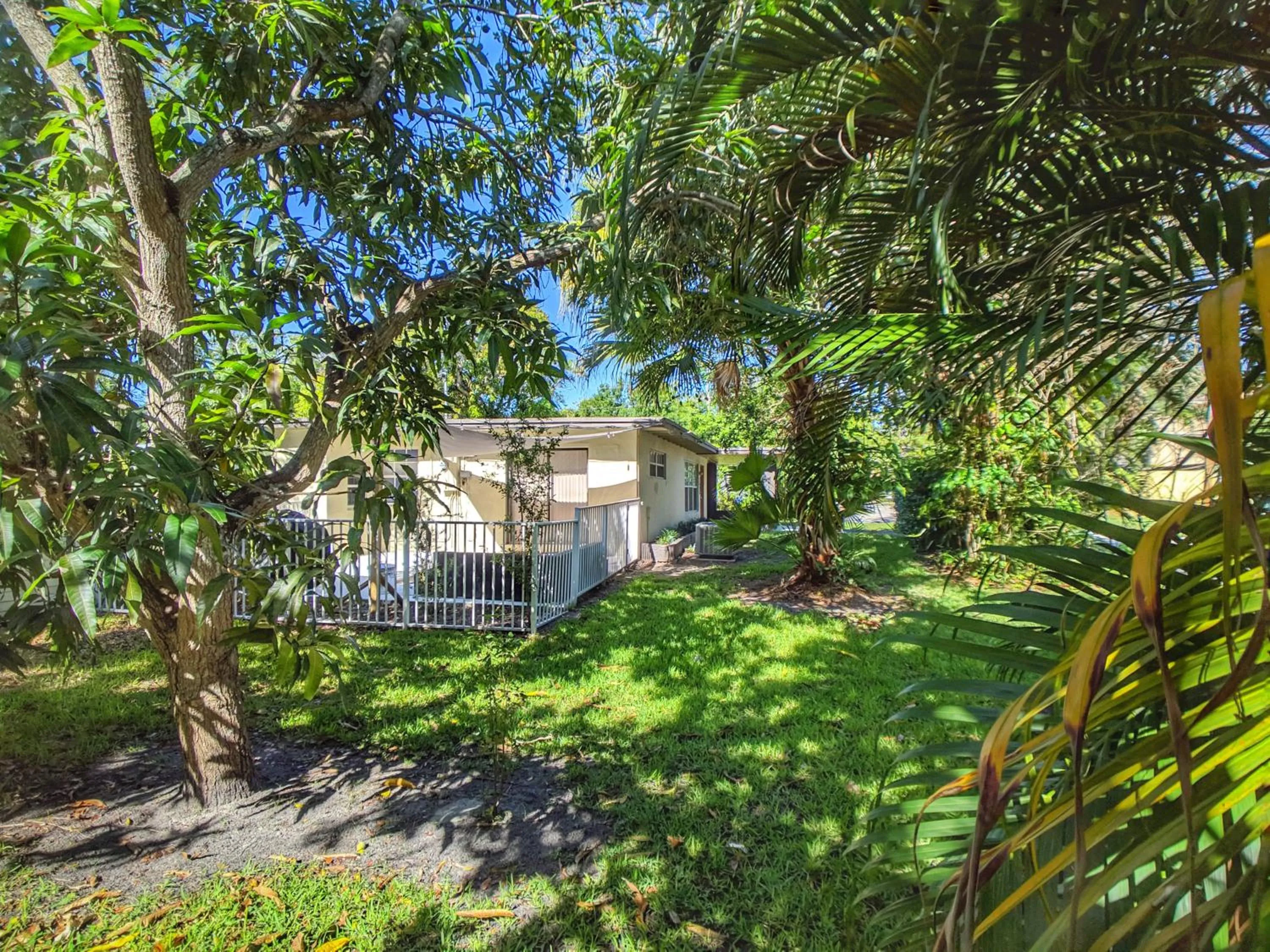 Flamingo Place - One block to Lauderdale Marine Center - 3 bedroom - 2 bath - King bed