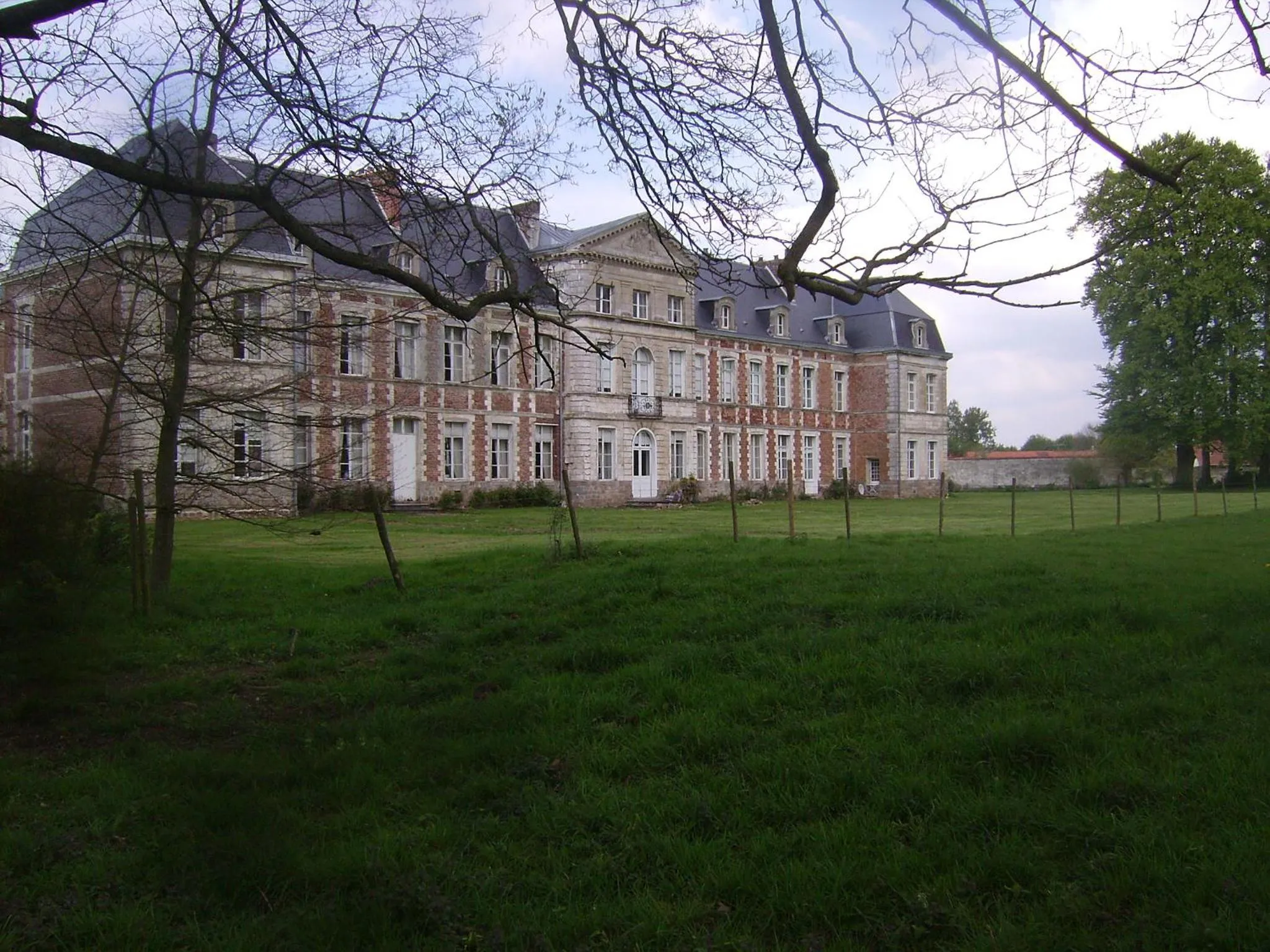 Facade/entrance in Chambres d'hôtes & Gîtes du Château de Grand Rullecourt
