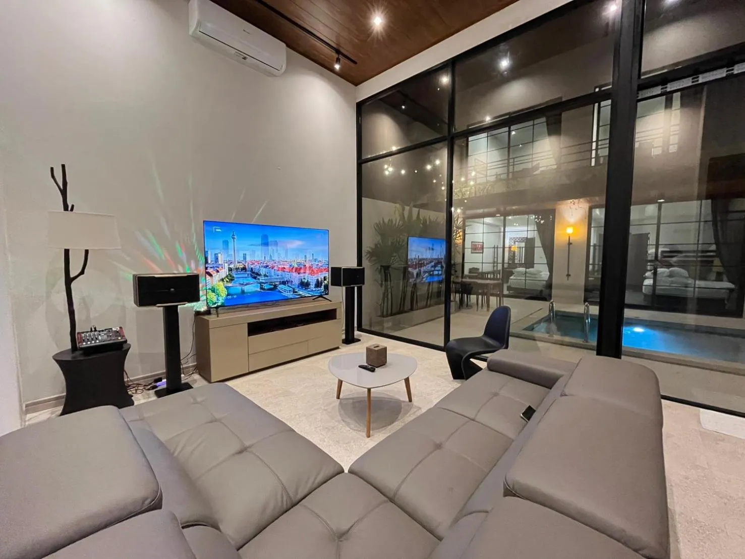 TV and multimedia in Dojo pool villa