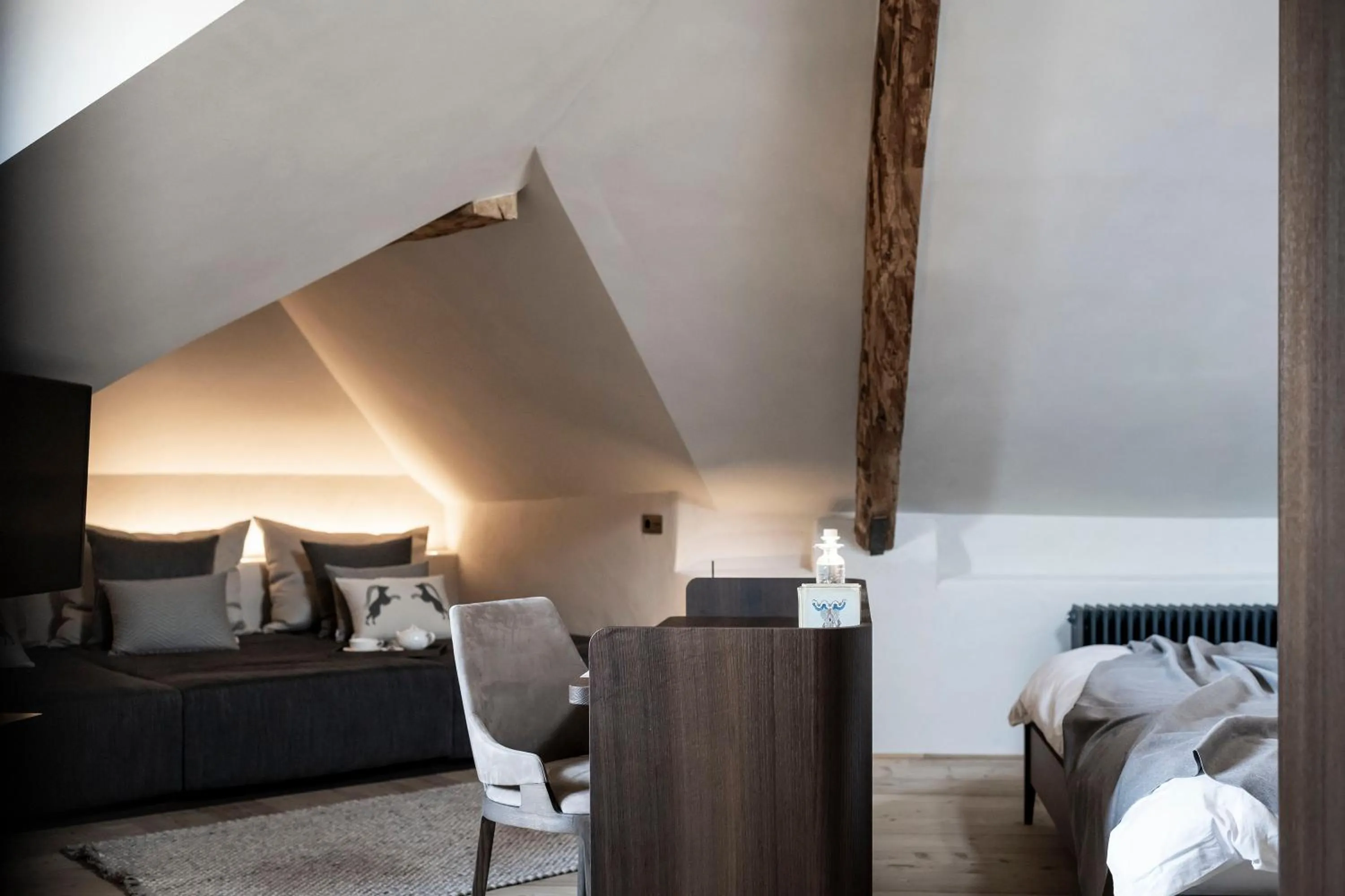 Living room, Bed in Hotel Ansitz Steinbock