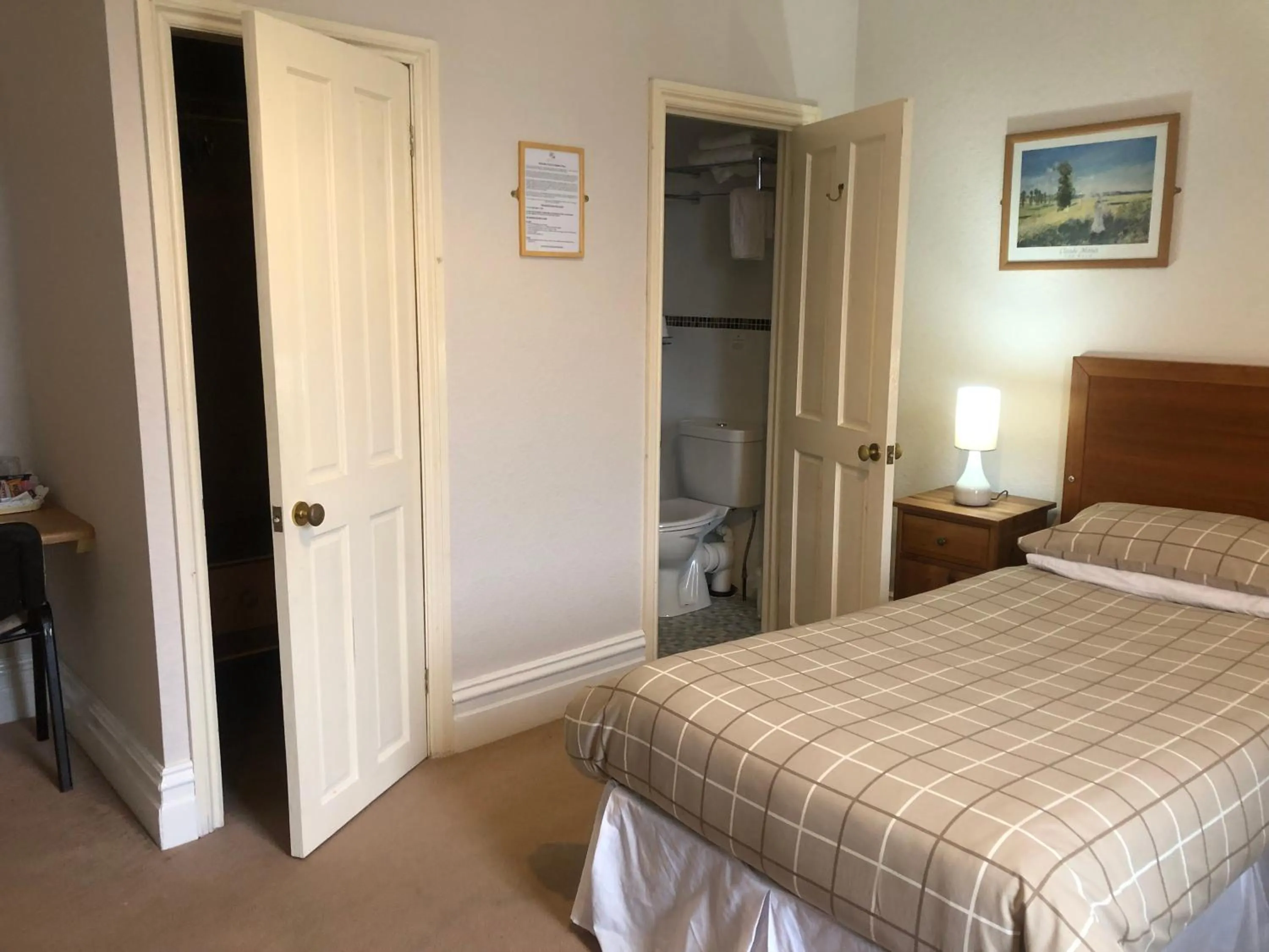 Bedroom, Bed in Highland Moors