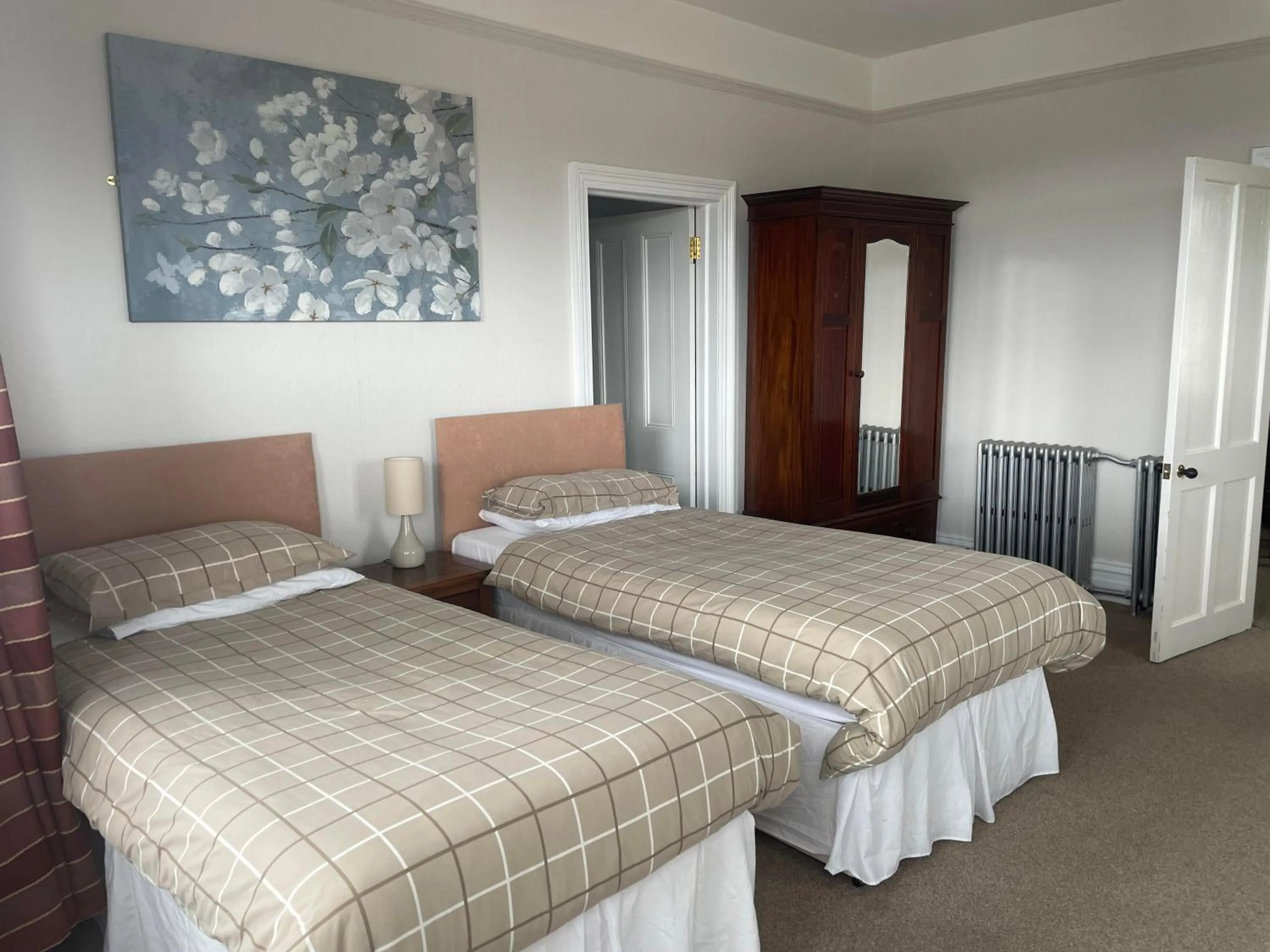 Bedroom, Bed in Highland Moors