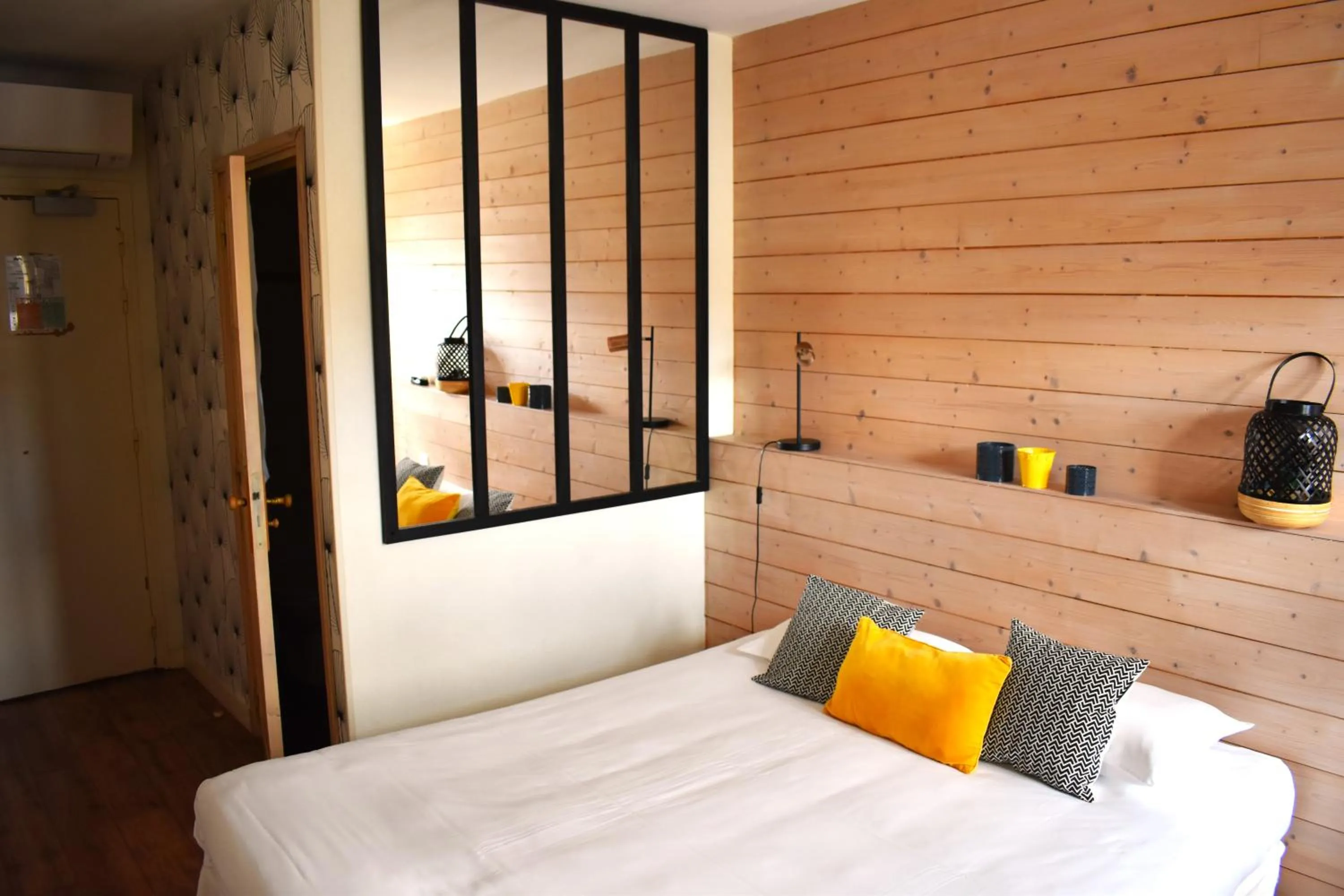 Bedroom, Bed in Logis Hôtel Le Central