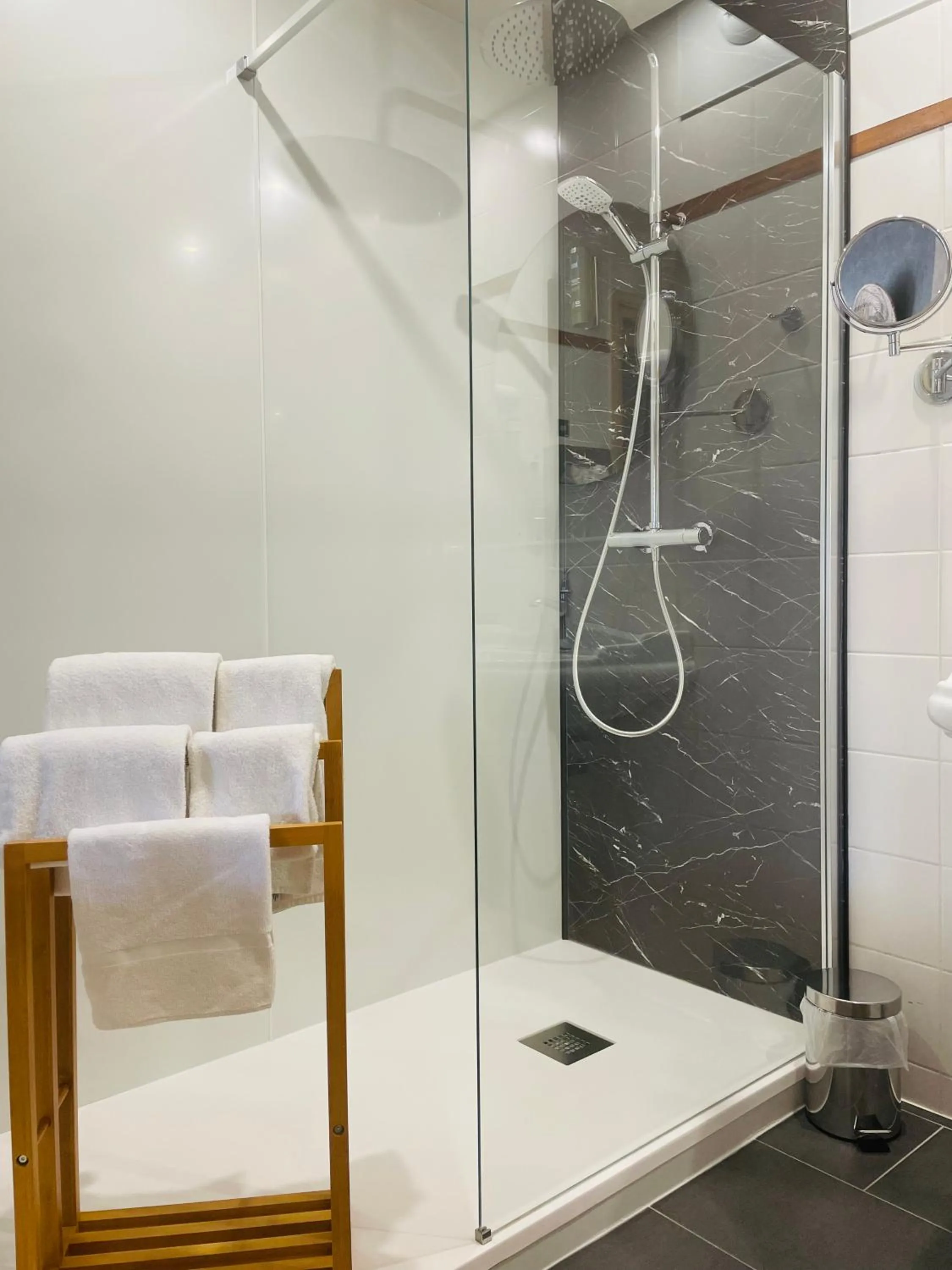 Bathroom in Logis Hôtel Le Central