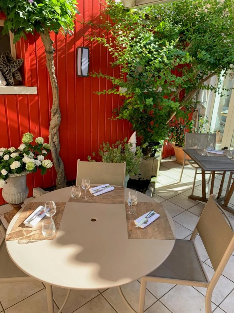 Patio in Logis Hôtel Le Central