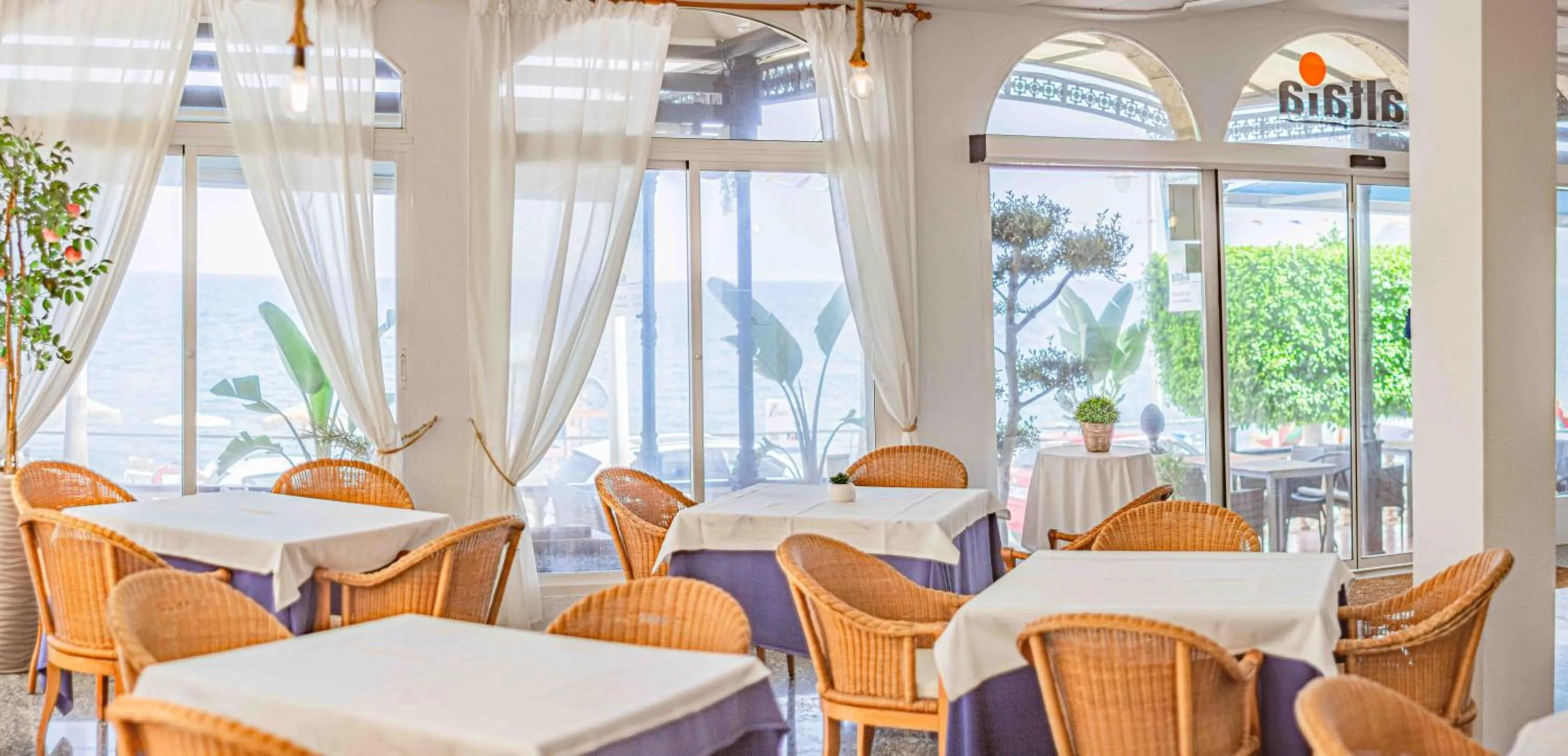 Restaurant/places to eat in Hotel Altaia