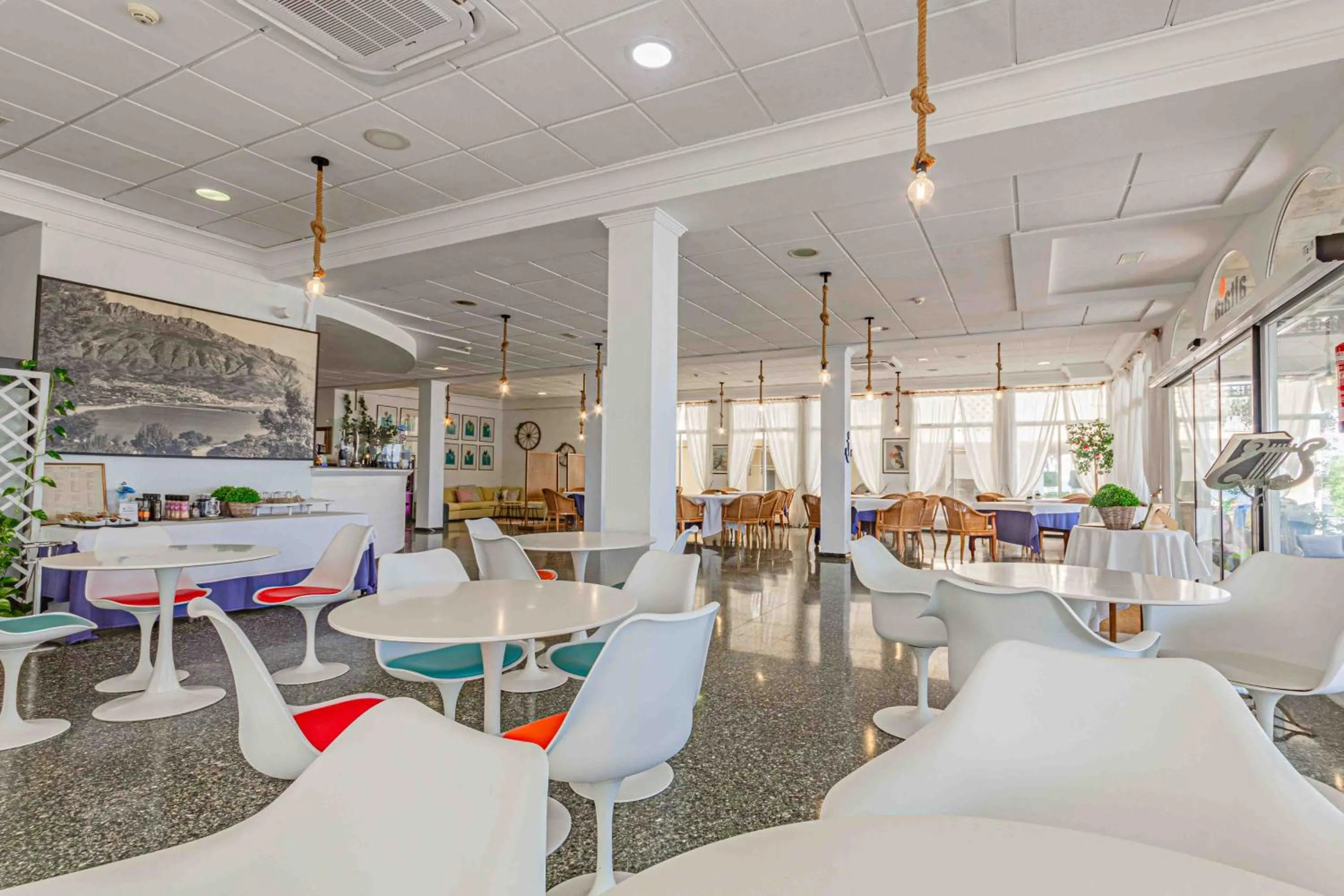 Restaurant/places to eat in Hotel Altaia