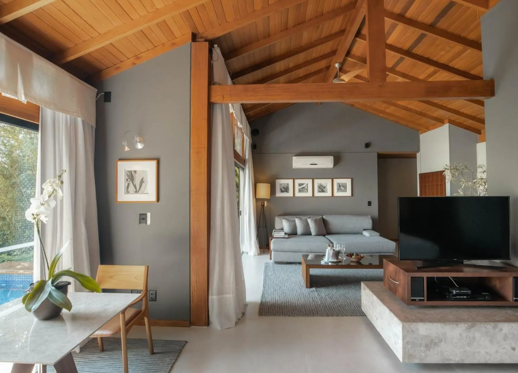 Photo of the whole room in Ponta dos Ganchos