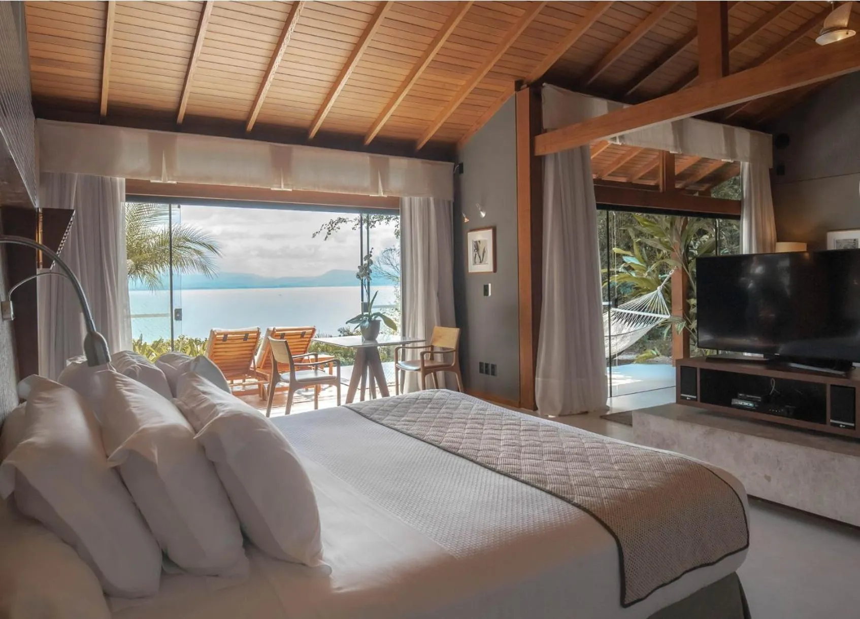 Photo of the whole room in Ponta dos Ganchos