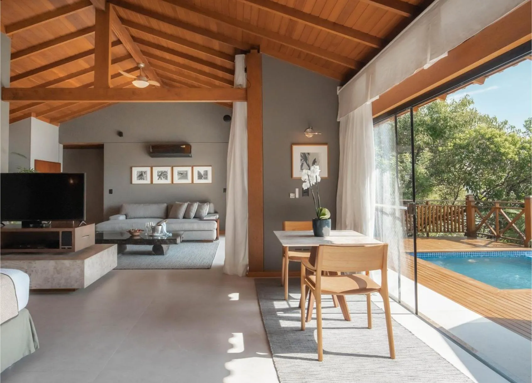 Photo of the whole room in Ponta dos Ganchos