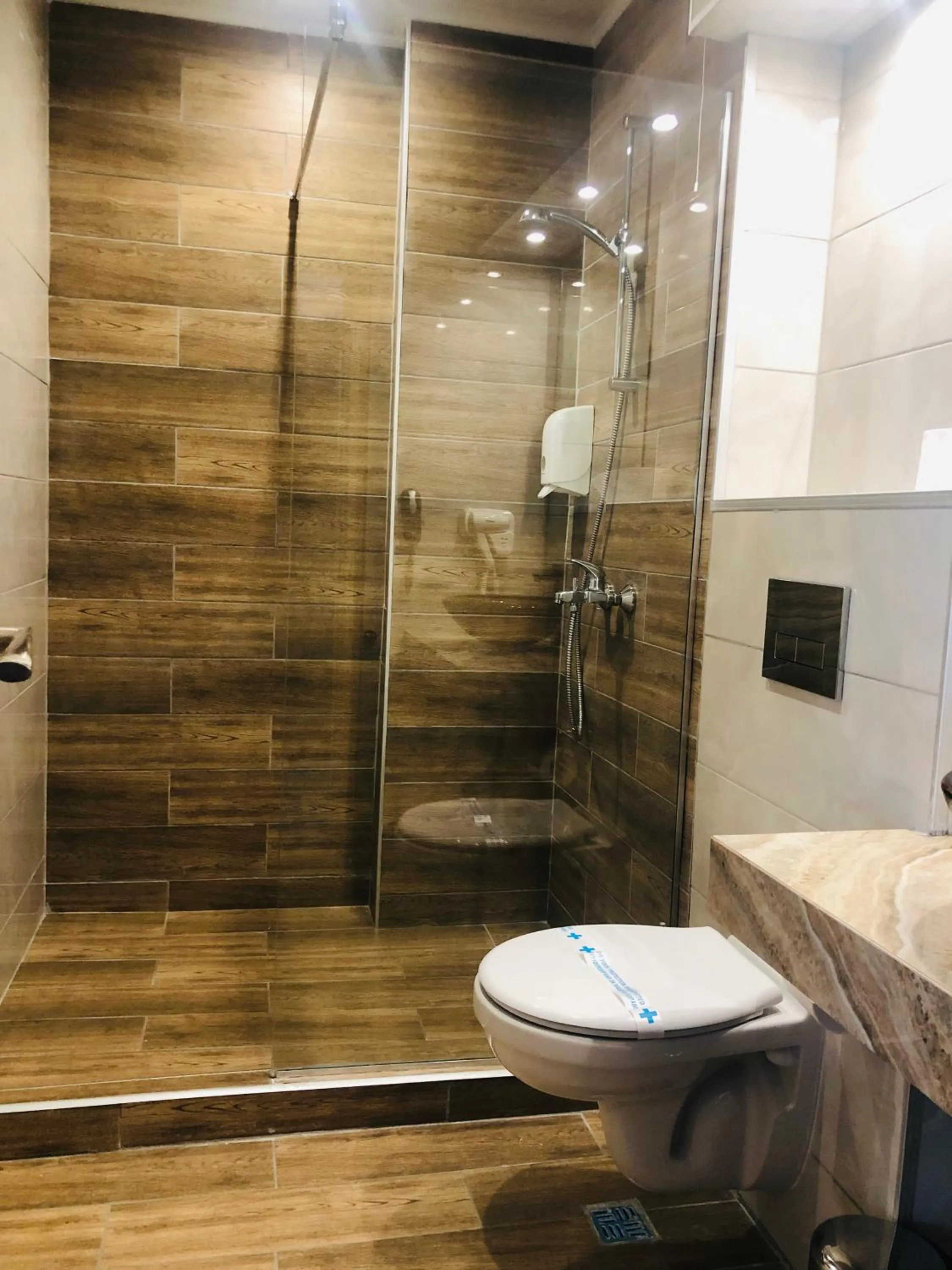 Shower in Avenue Hotel Deluxe