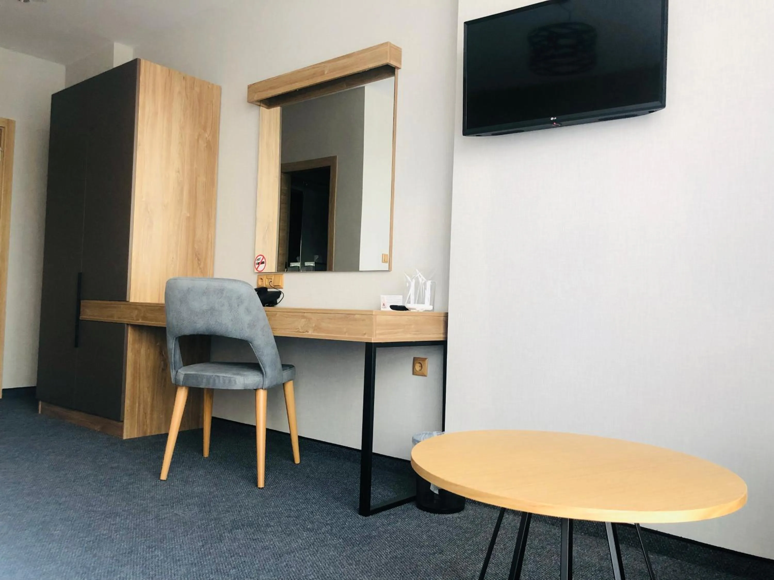 TV and multimedia in Avenue Hotel Deluxe