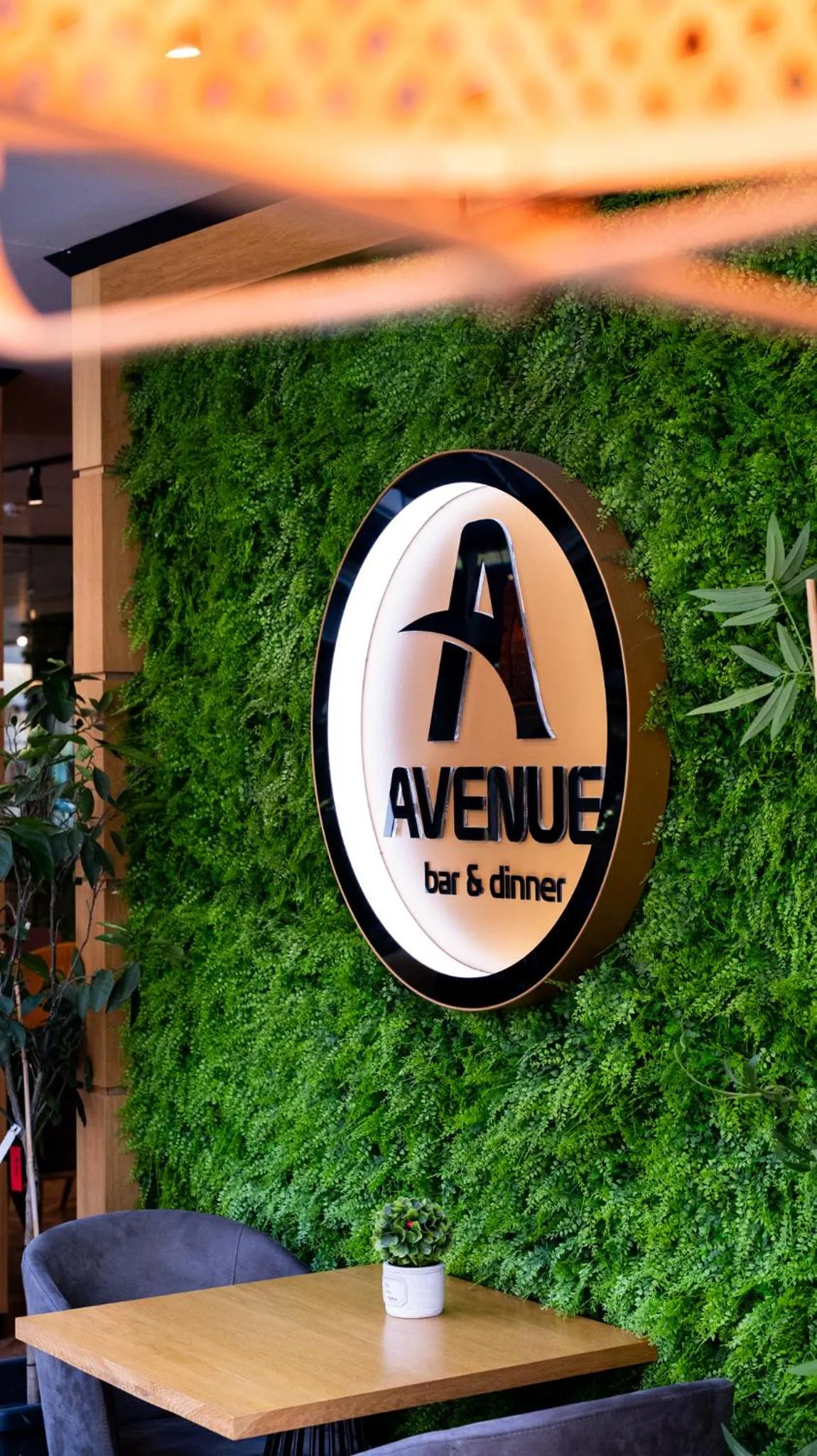 Restaurant/places to eat in Avenue Hotel Deluxe