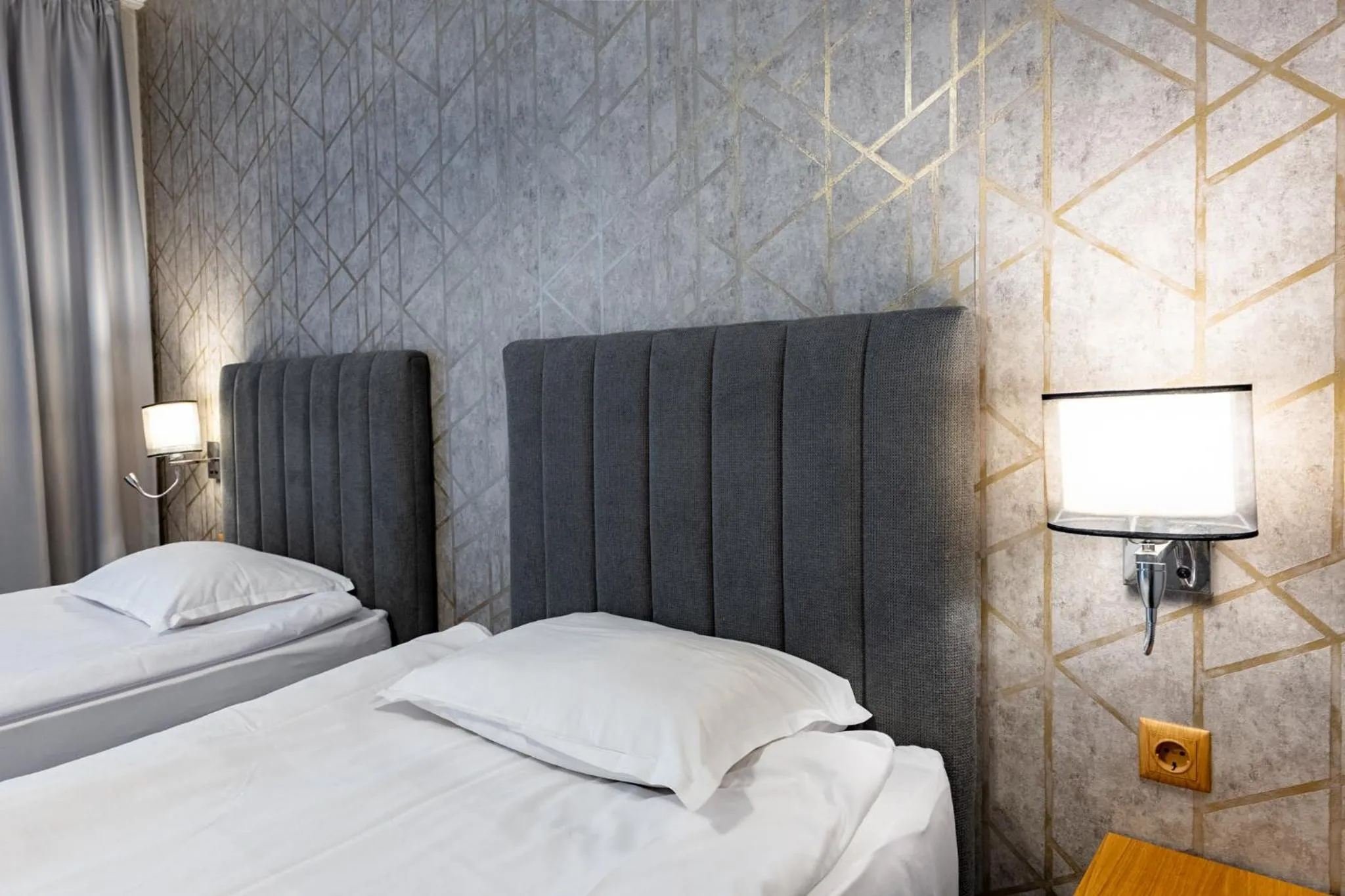 Property building, Bed in Avenue Hotel Deluxe