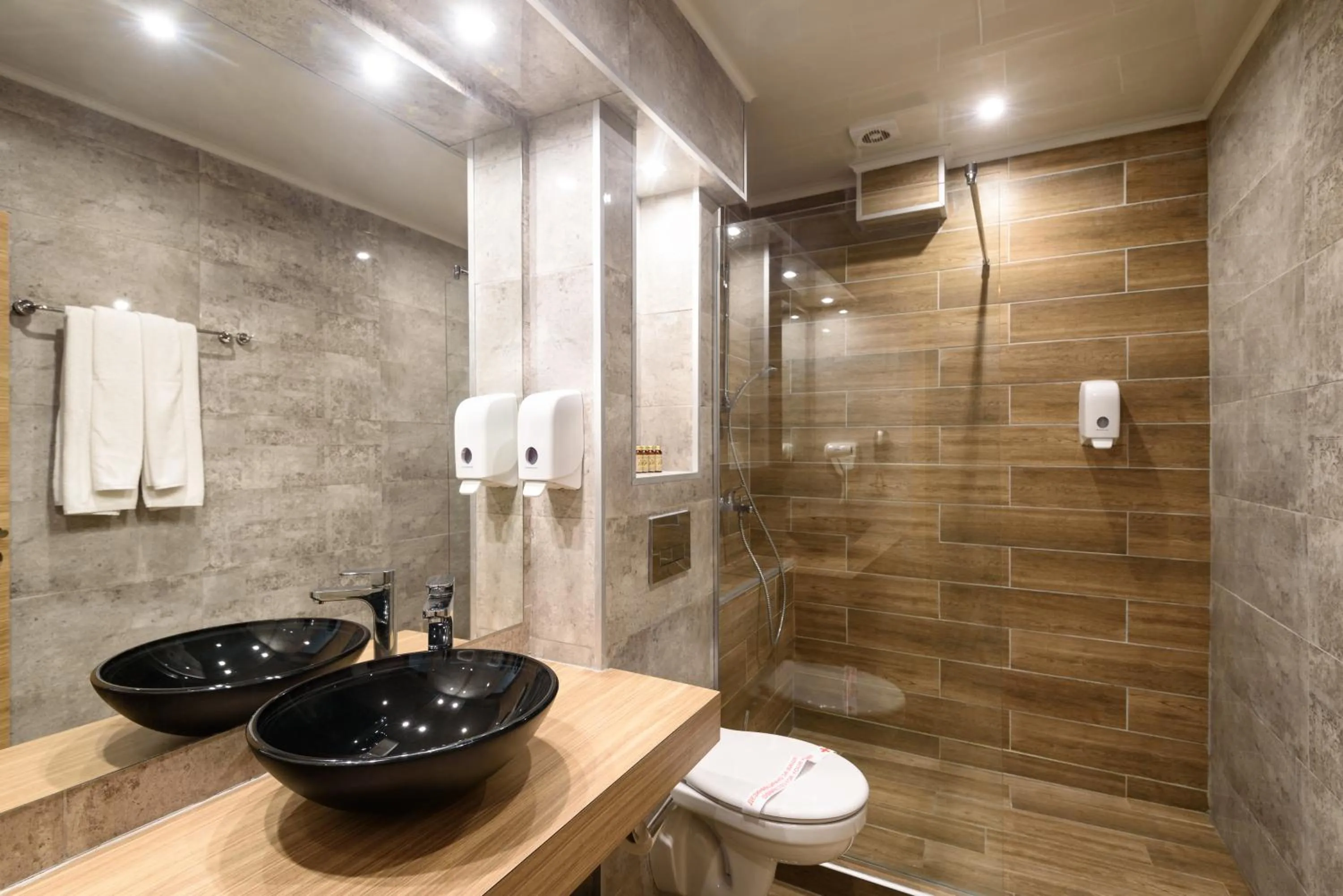 Shower in Avenue Hotel Deluxe