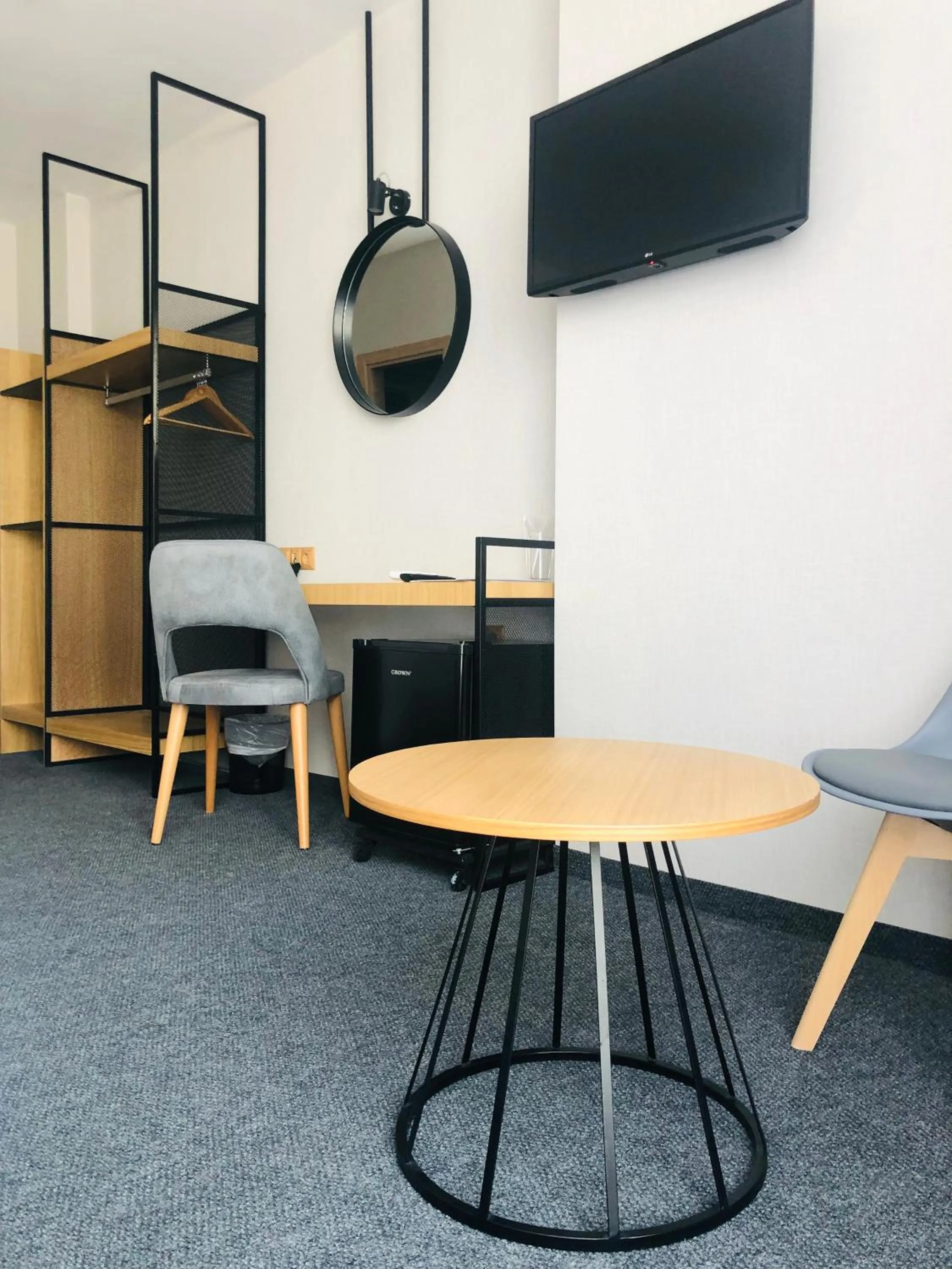 Communal lounge/ TV room in Avenue Hotel Deluxe