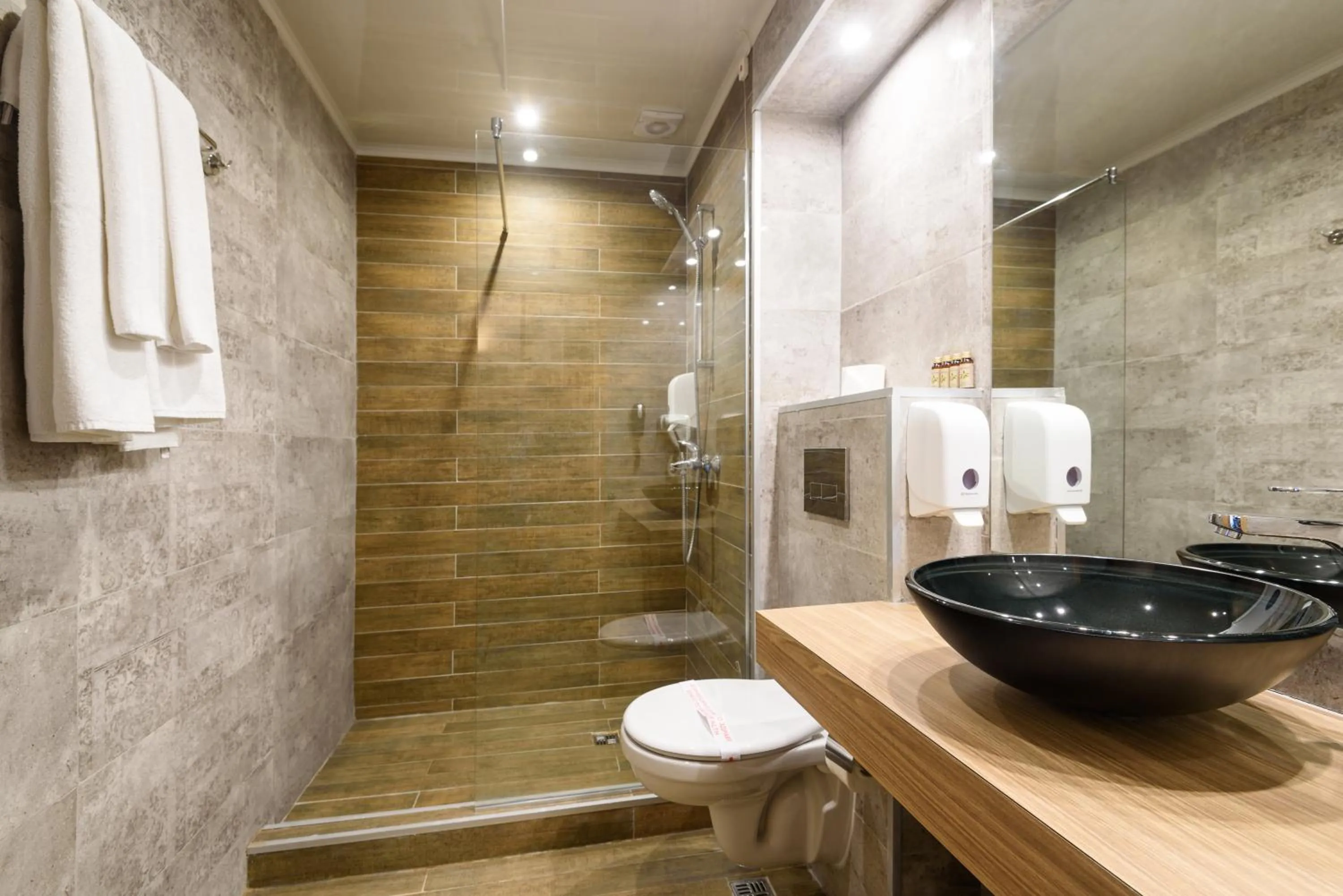 Shower in Avenue Hotel Deluxe