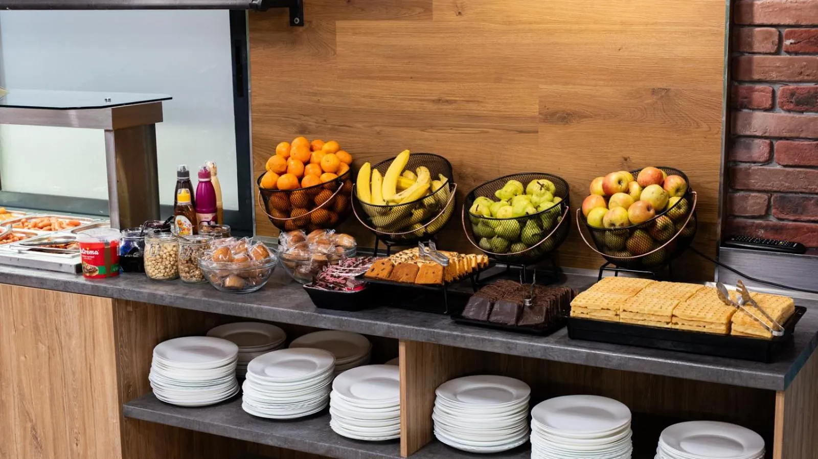 Buffet breakfast in Avenue Hotel Deluxe