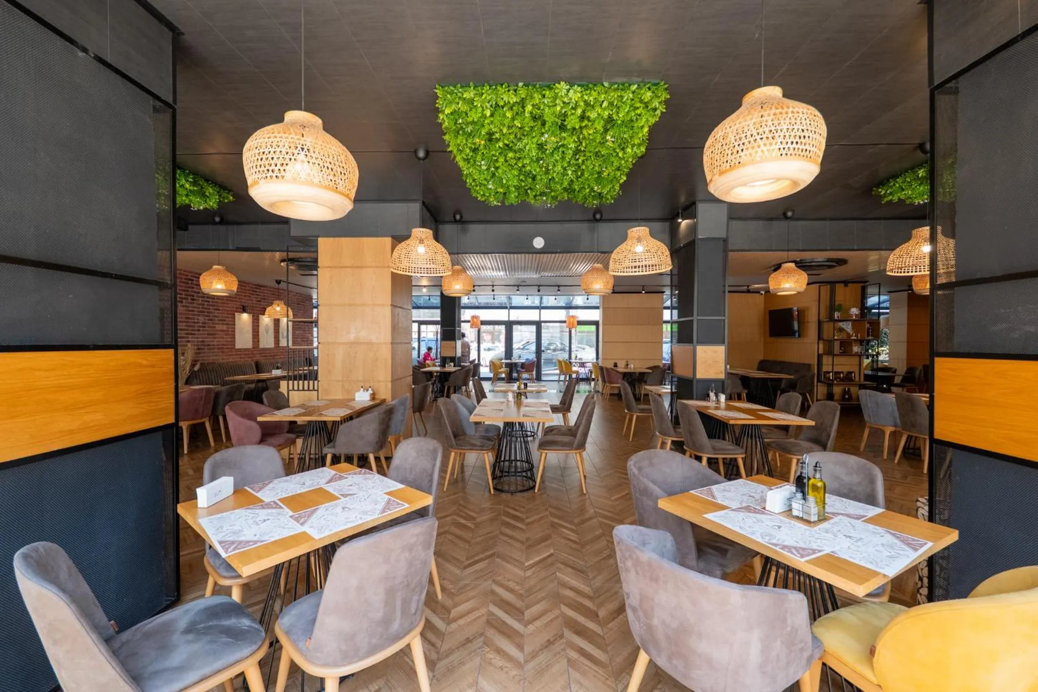 Restaurant/places to eat in Avenue Hotel Deluxe