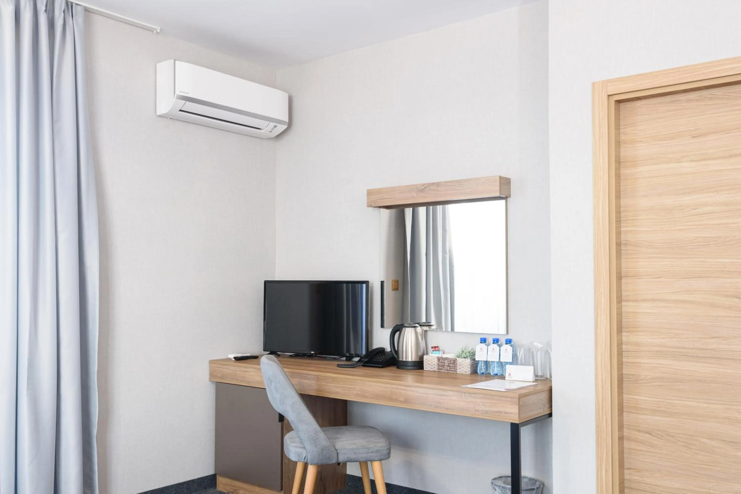 TV and multimedia in Avenue Hotel Deluxe