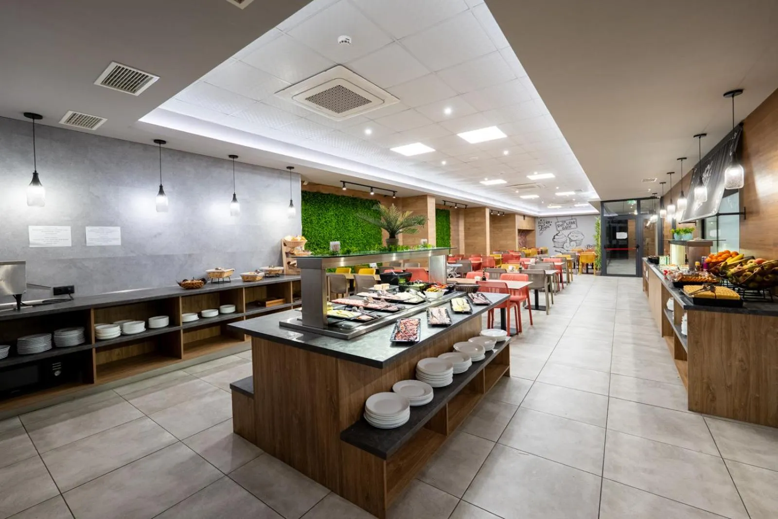 Food in Avenue Hotel Deluxe