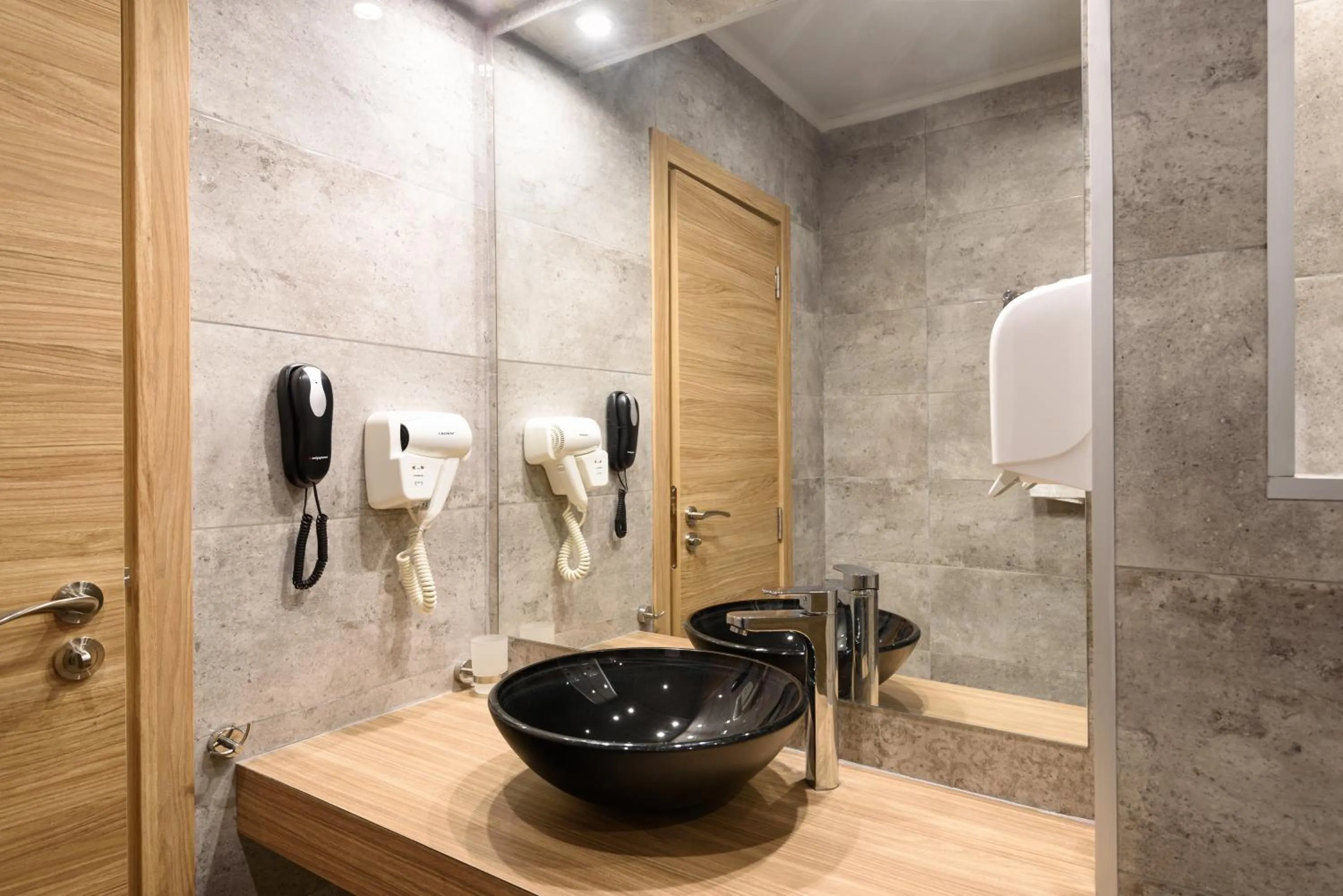 Shower in Avenue Hotel Deluxe