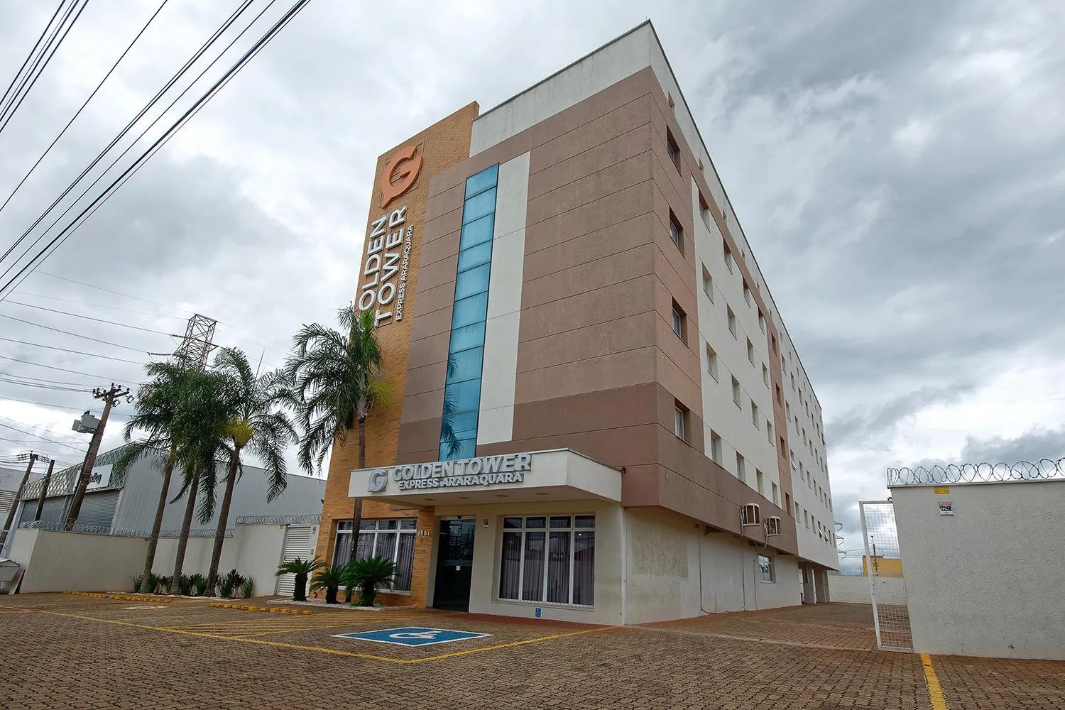 Property building in Golden Tower Express Araraquara by Fênix Hotéis