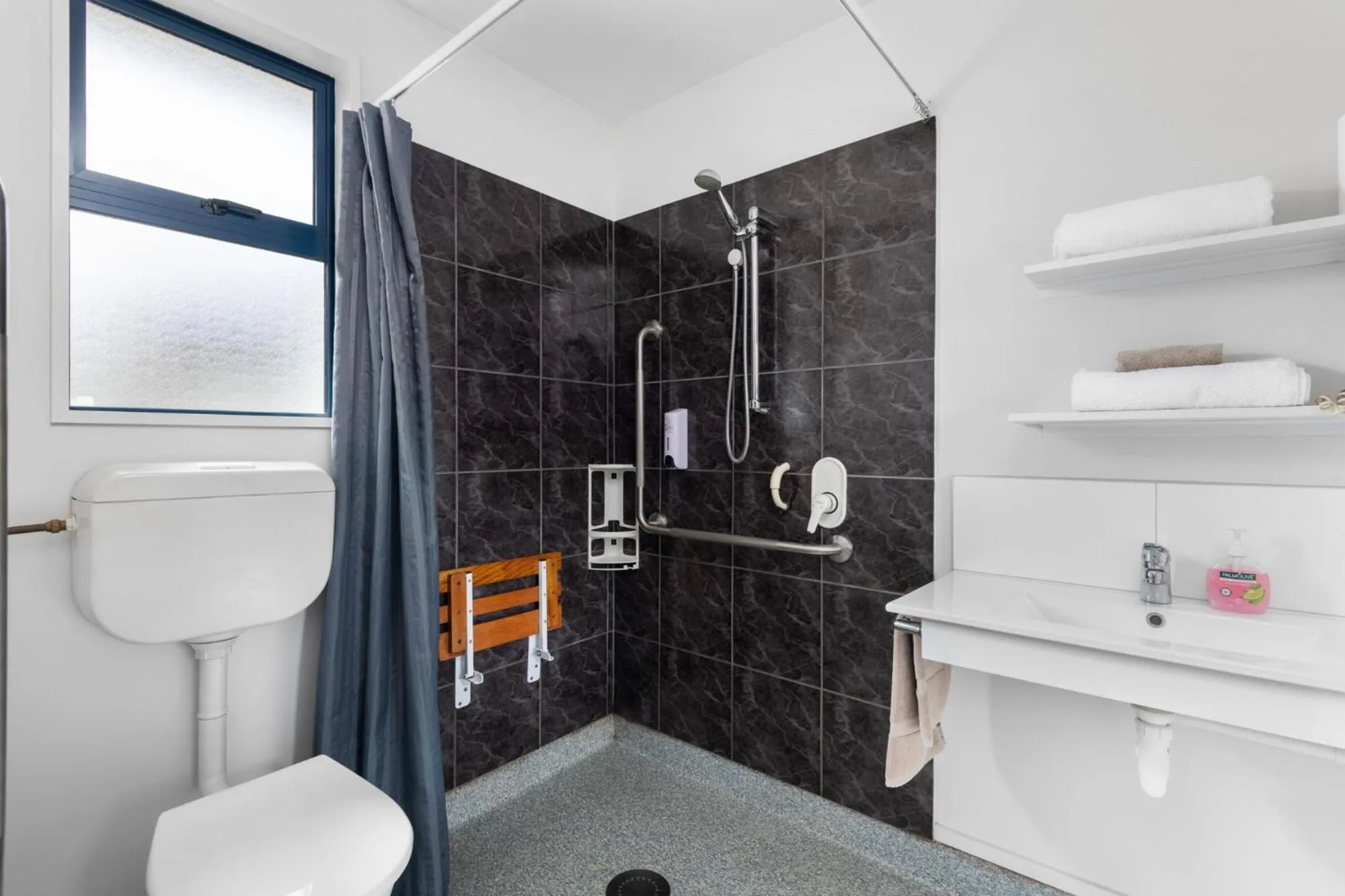 Bathroom in Panorama Motor Lodge