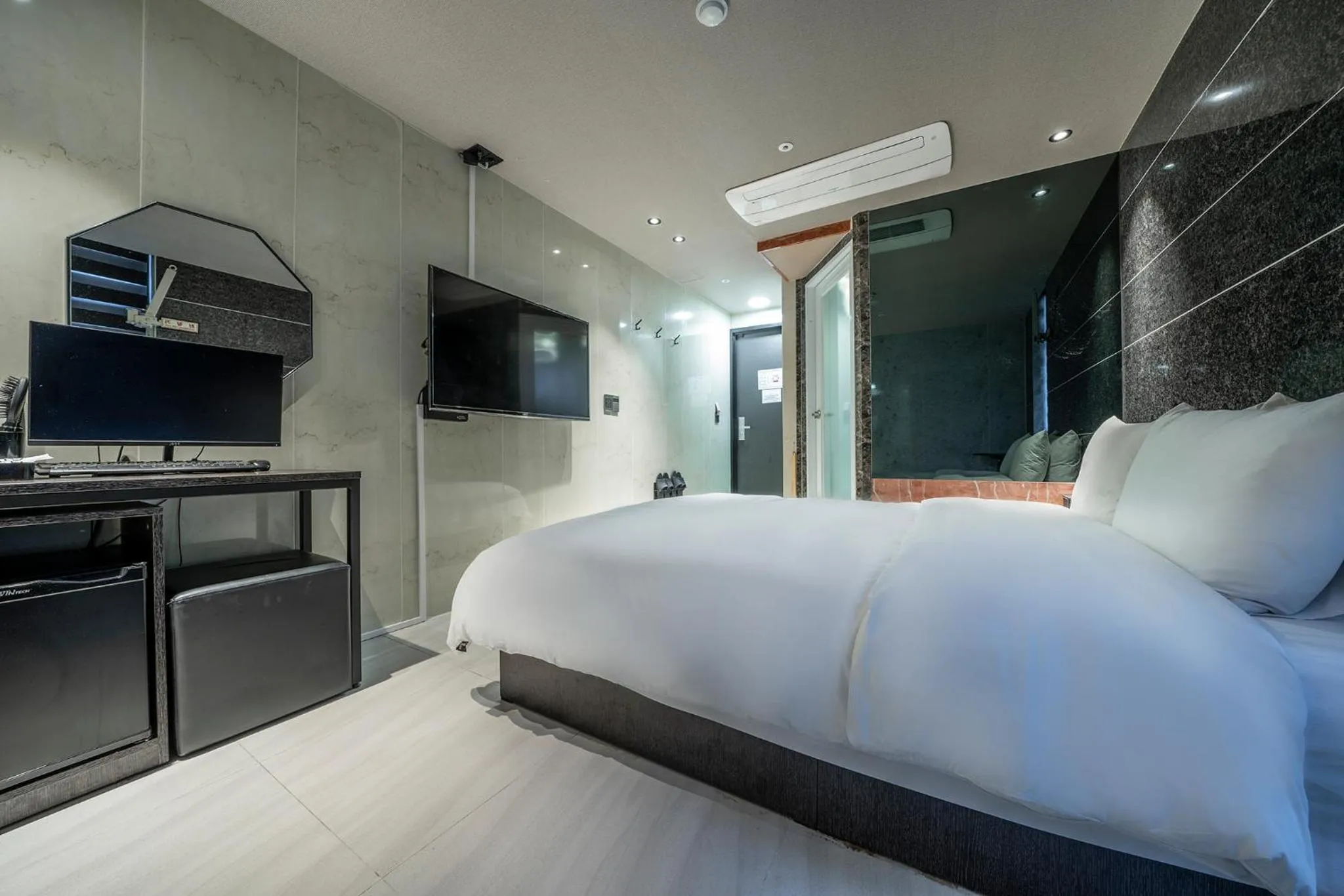 Photo of the whole room, Bed in MG Hotel