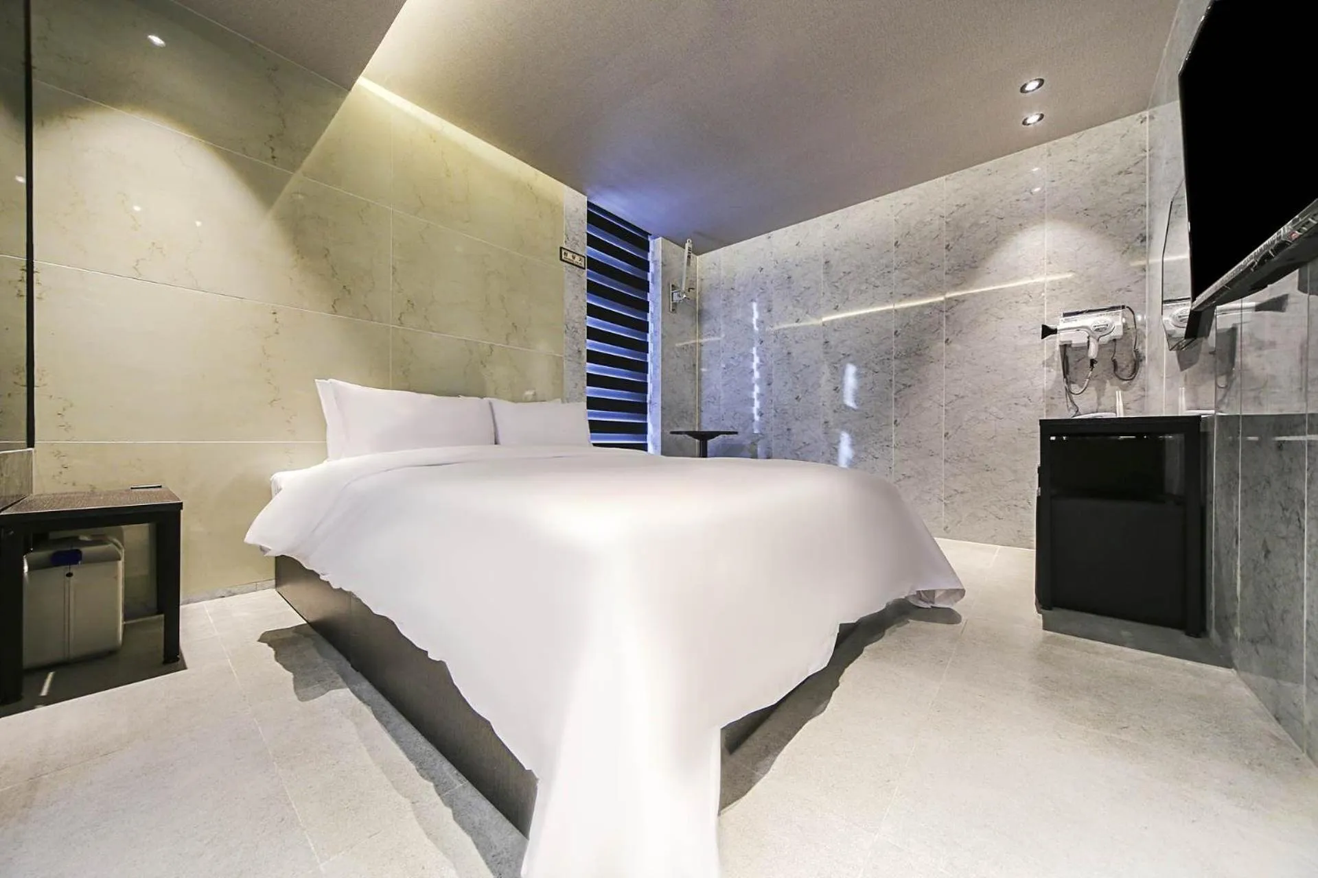 Photo of the whole room, Bed in MG Hotel