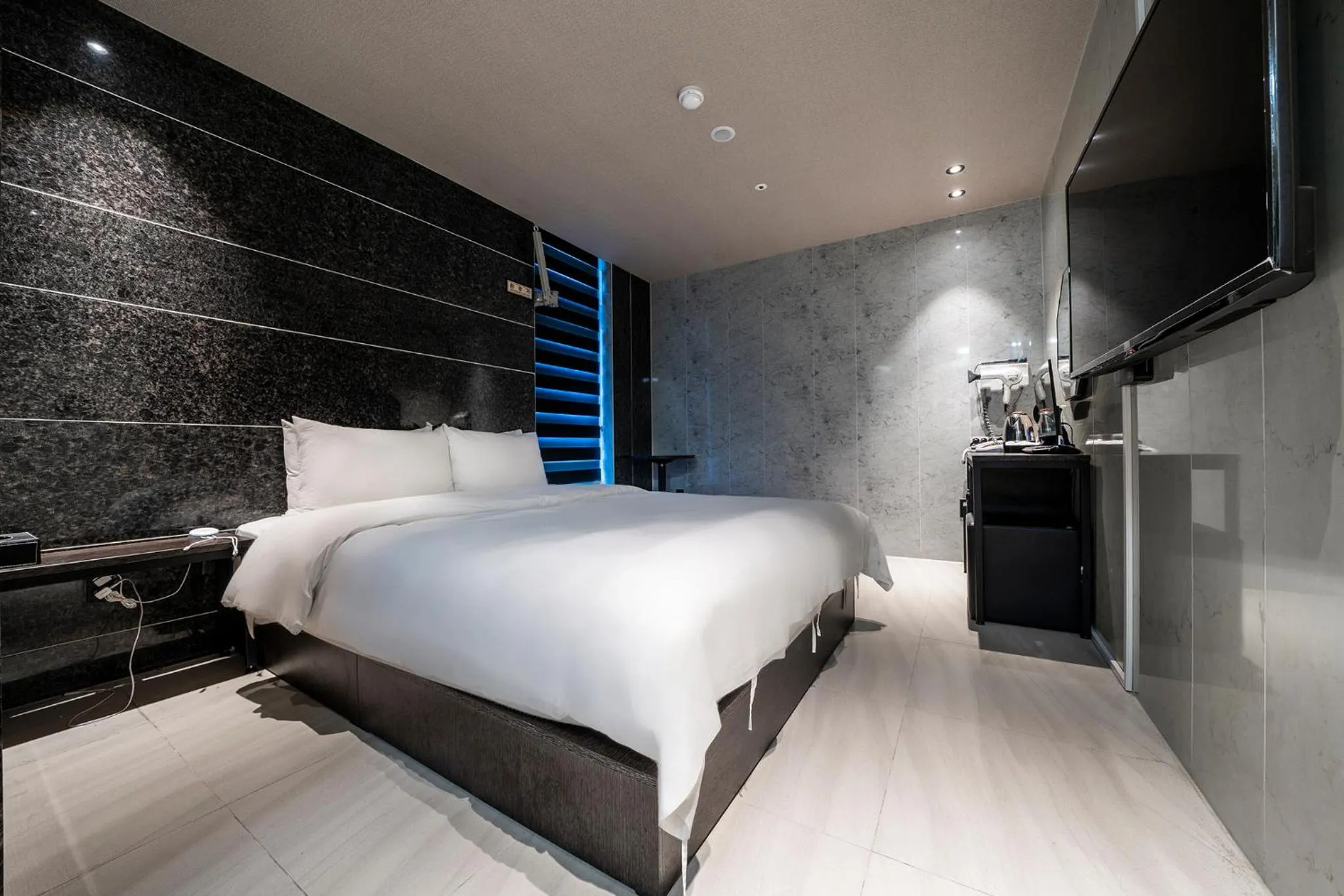 Photo of the whole room, Bed in MG Hotel