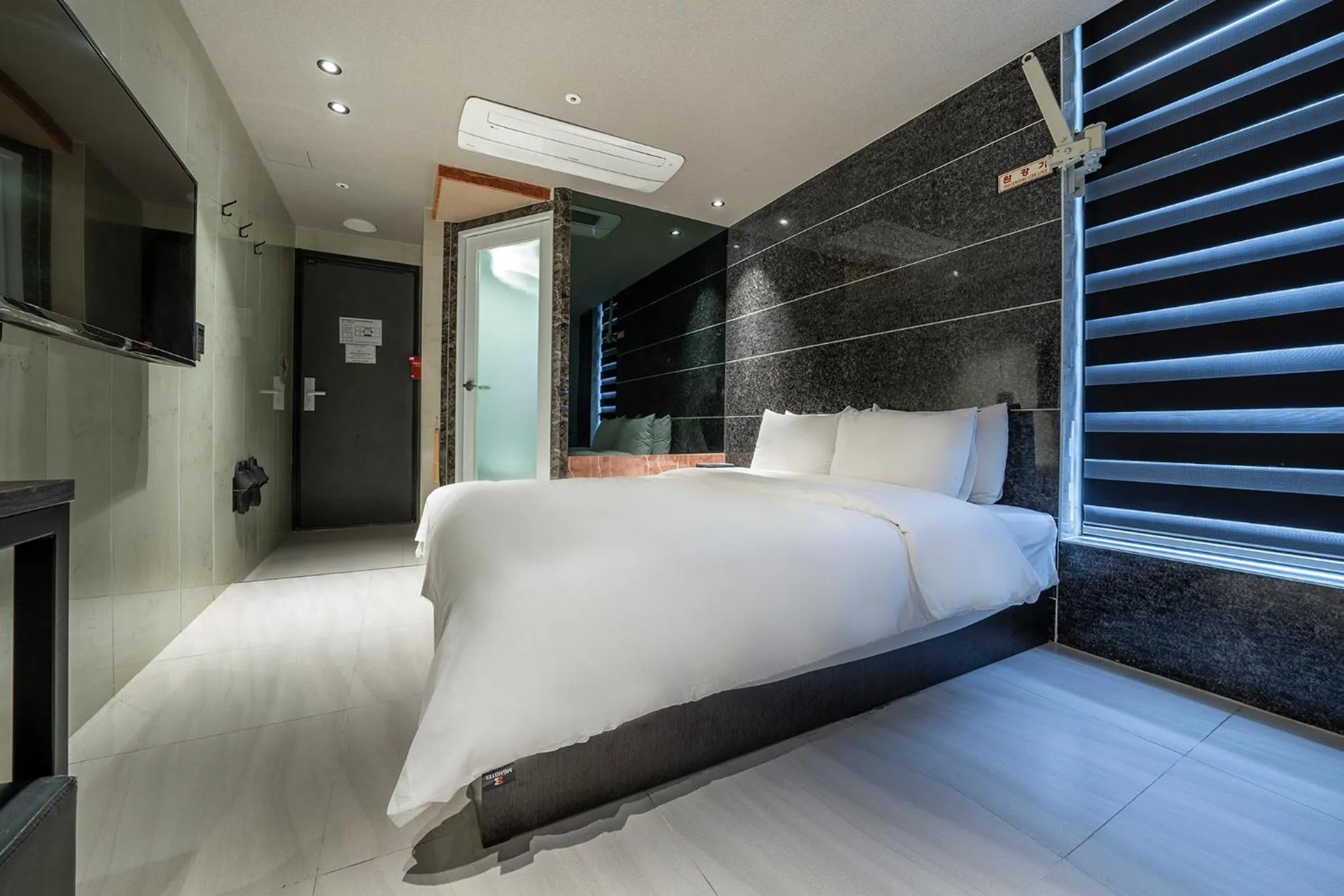 Photo of the whole room, Bed in MG Hotel