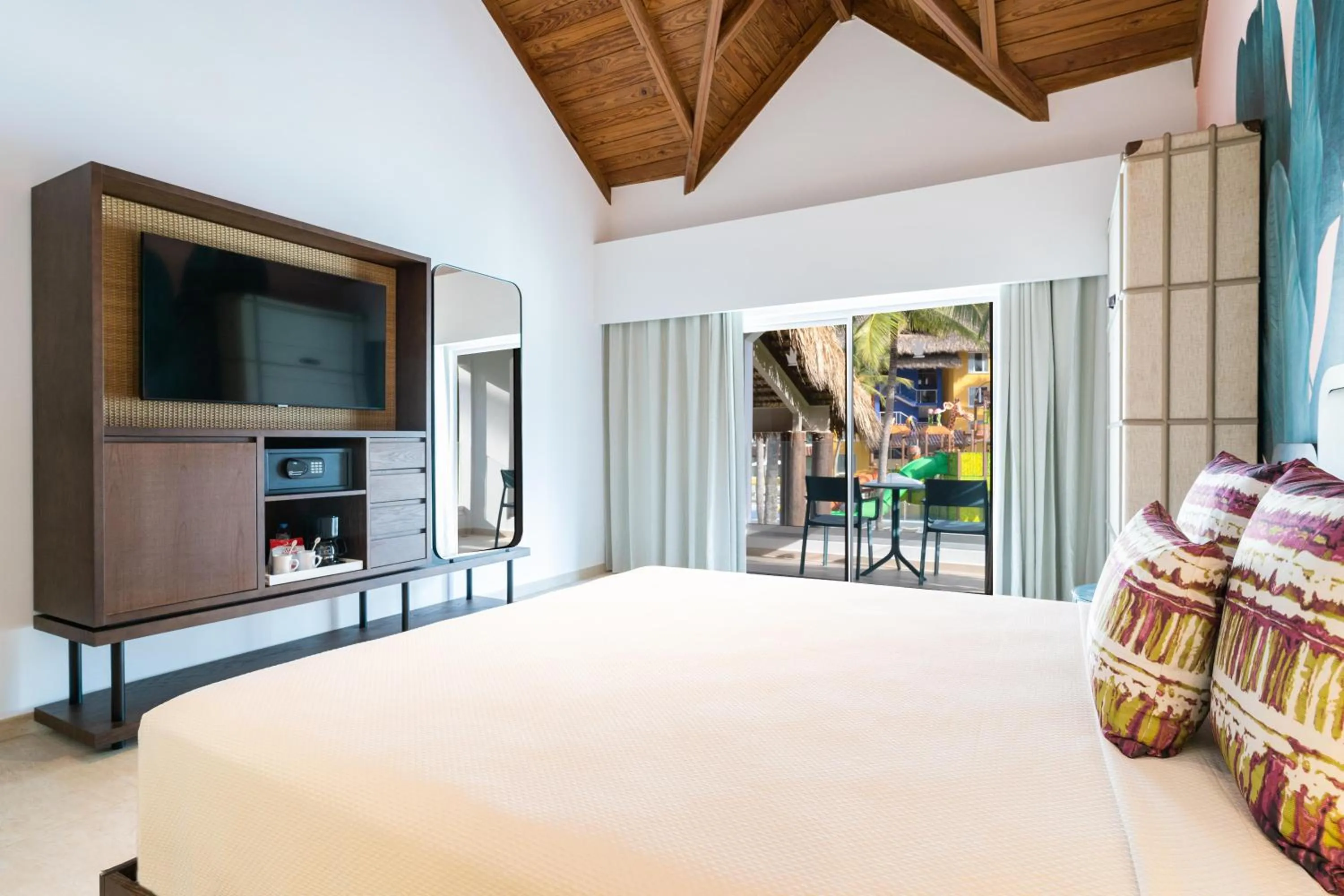 Photo of the whole room, Bed in Tropical Deluxe Princess - All Inclusive