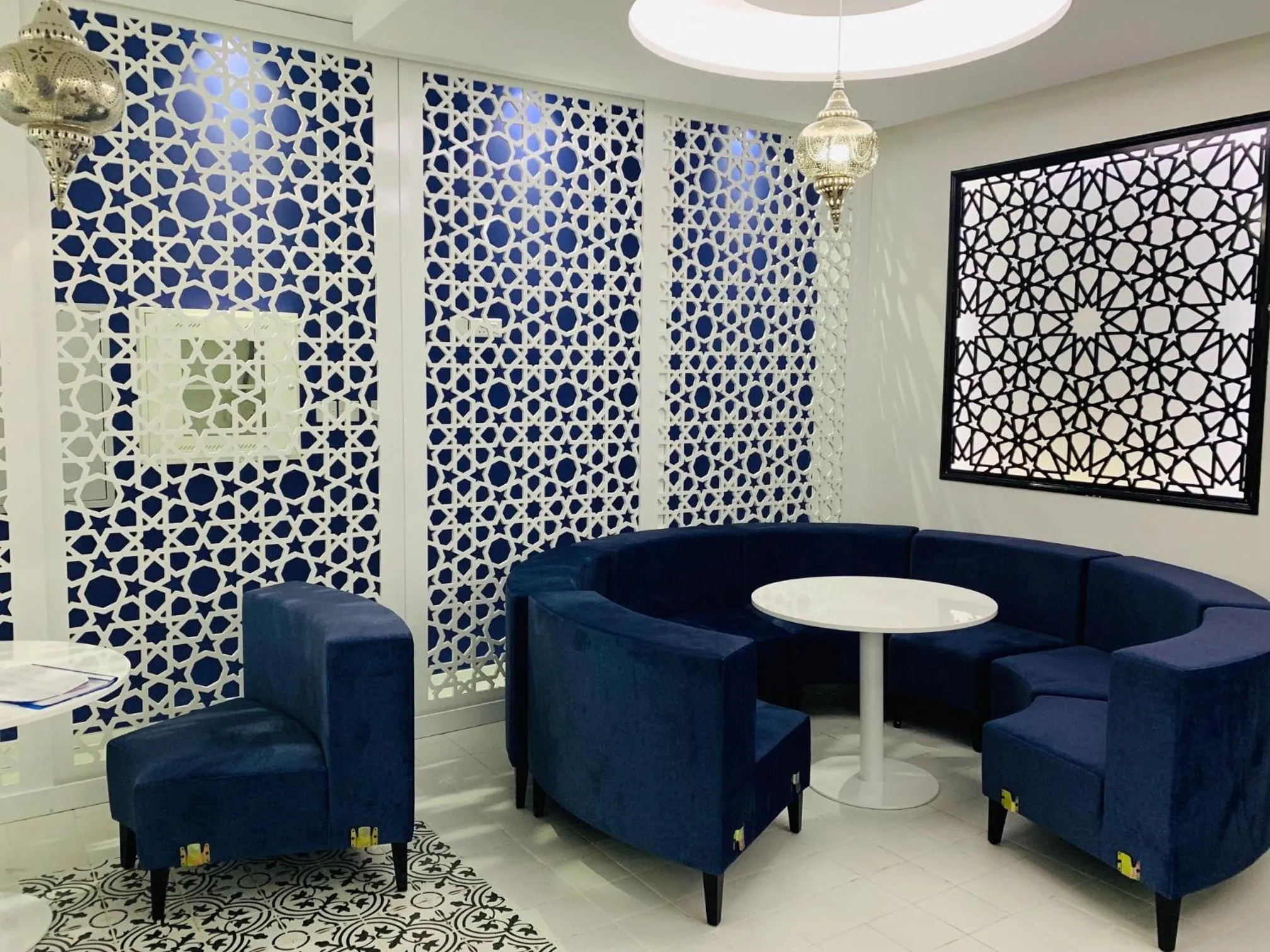 Restaurant/places to eat in City Avenue Hotel