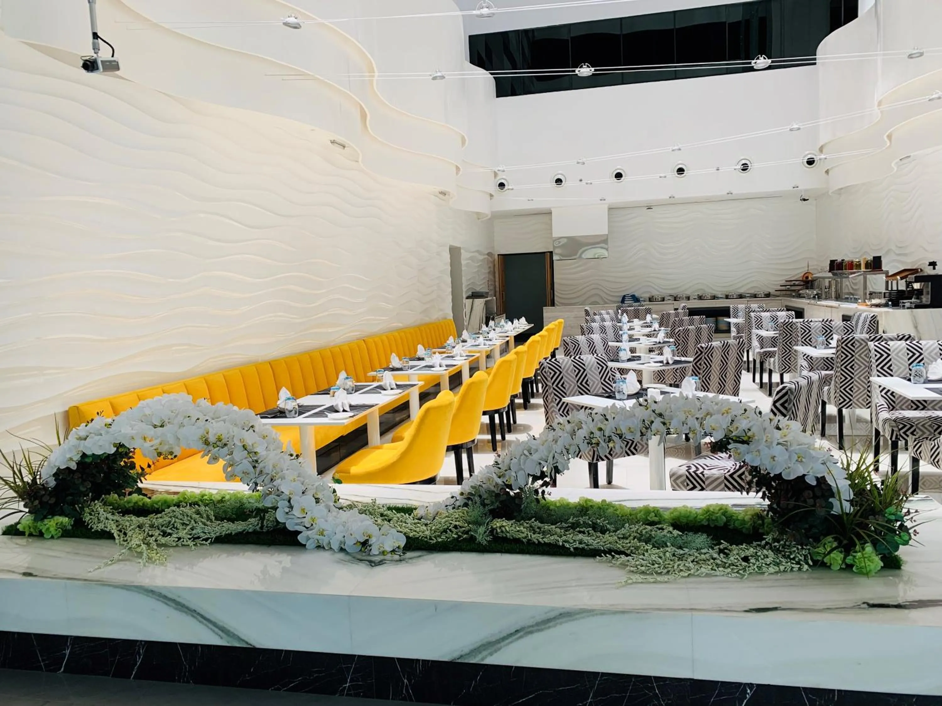 Restaurant/places to eat in City Avenue Hotel