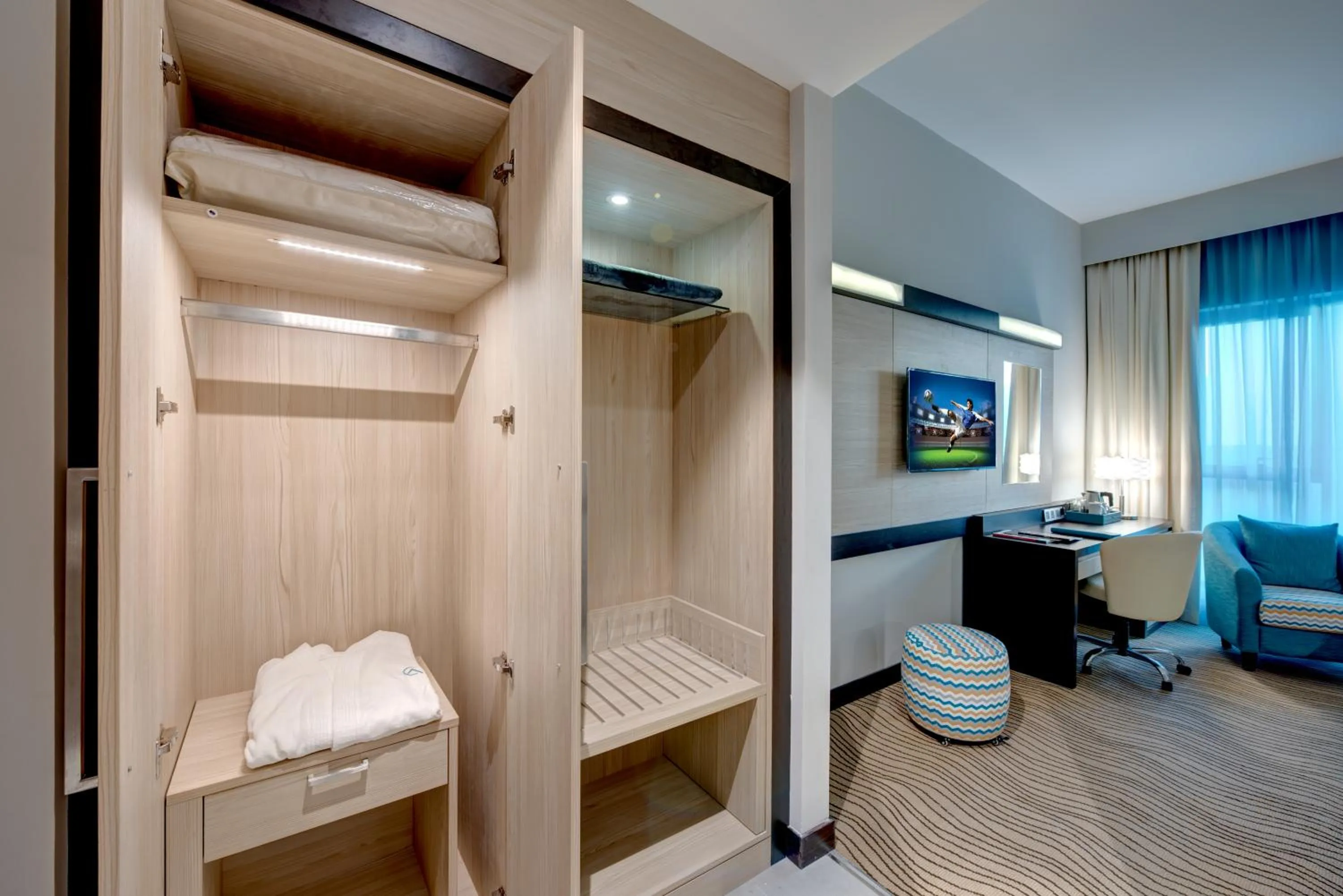 wardrobe, Bed in City Avenue Hotel