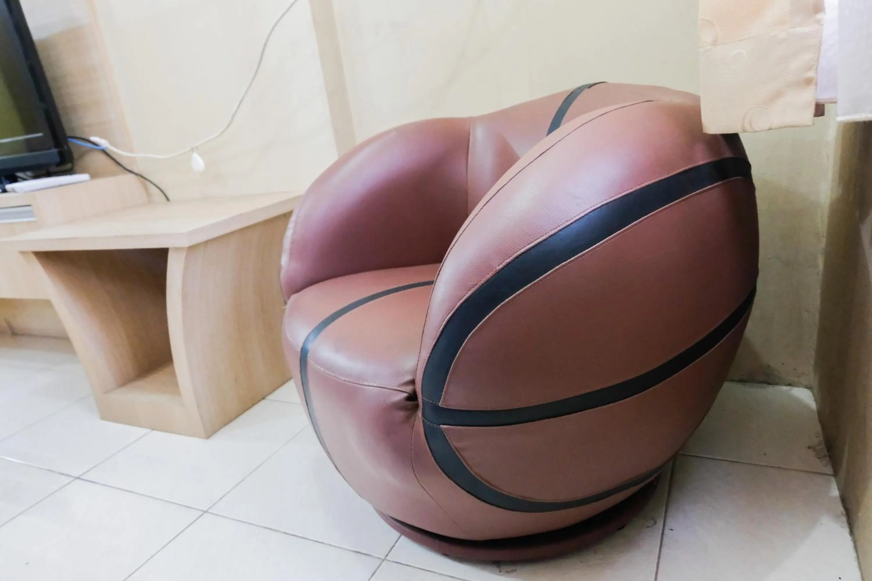 Seating area in Minimalist Studio Room Great Western Resort Apartment By Travelio