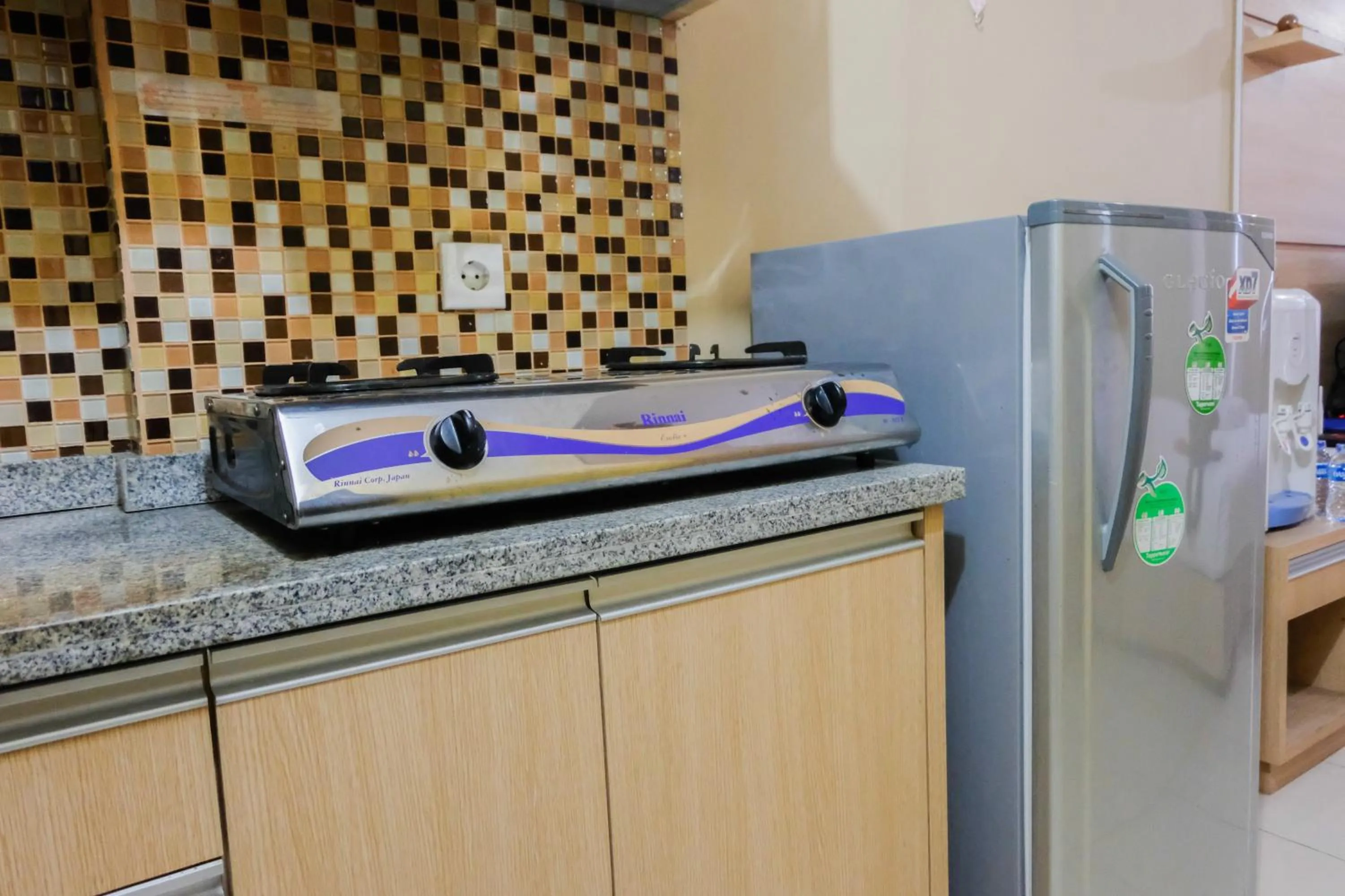 Minimalist Studio Room Great Western Resort Apartment By Travelio