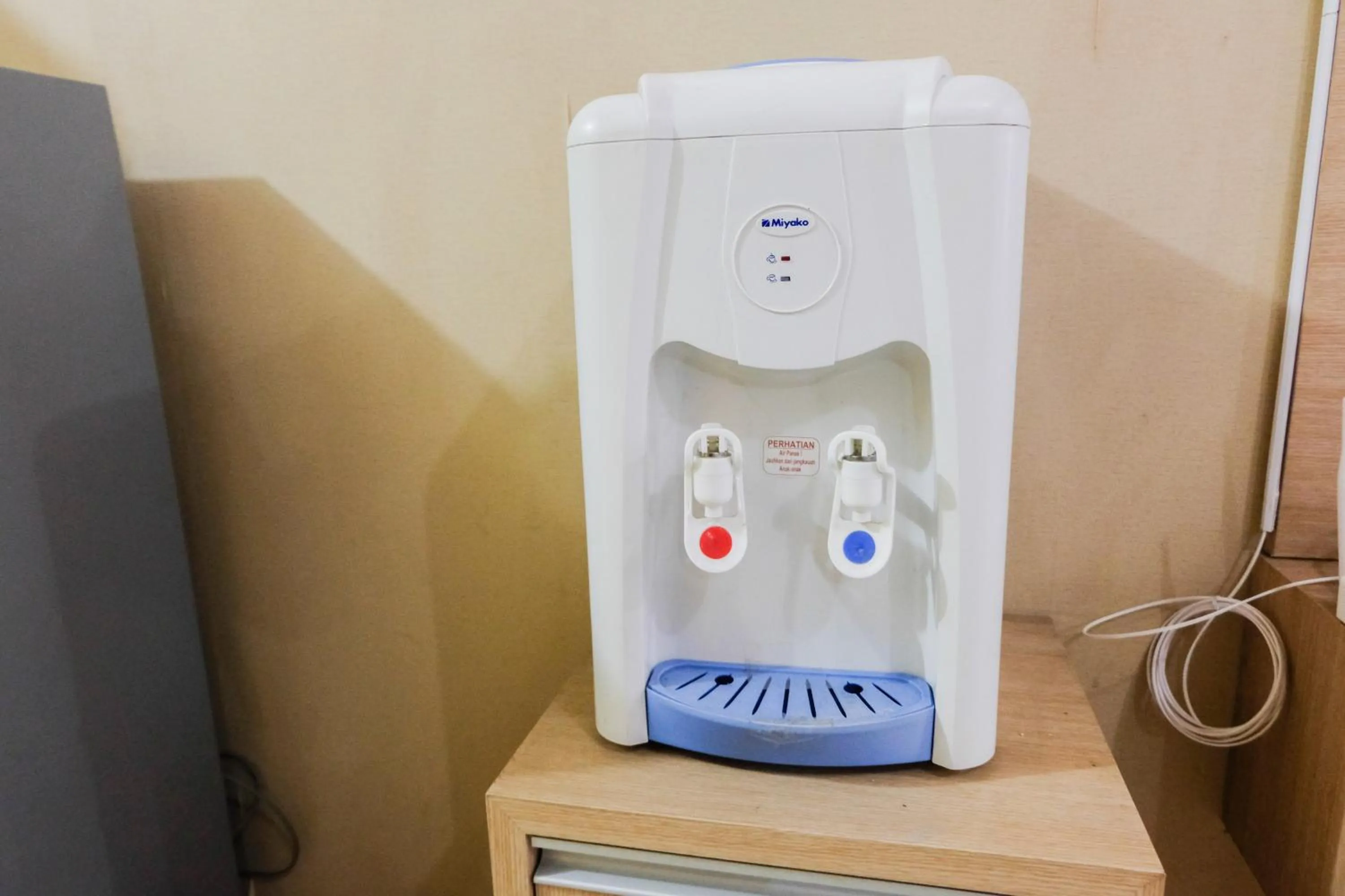 Minimalist Studio Room Great Western Resort Apartment By Travelio