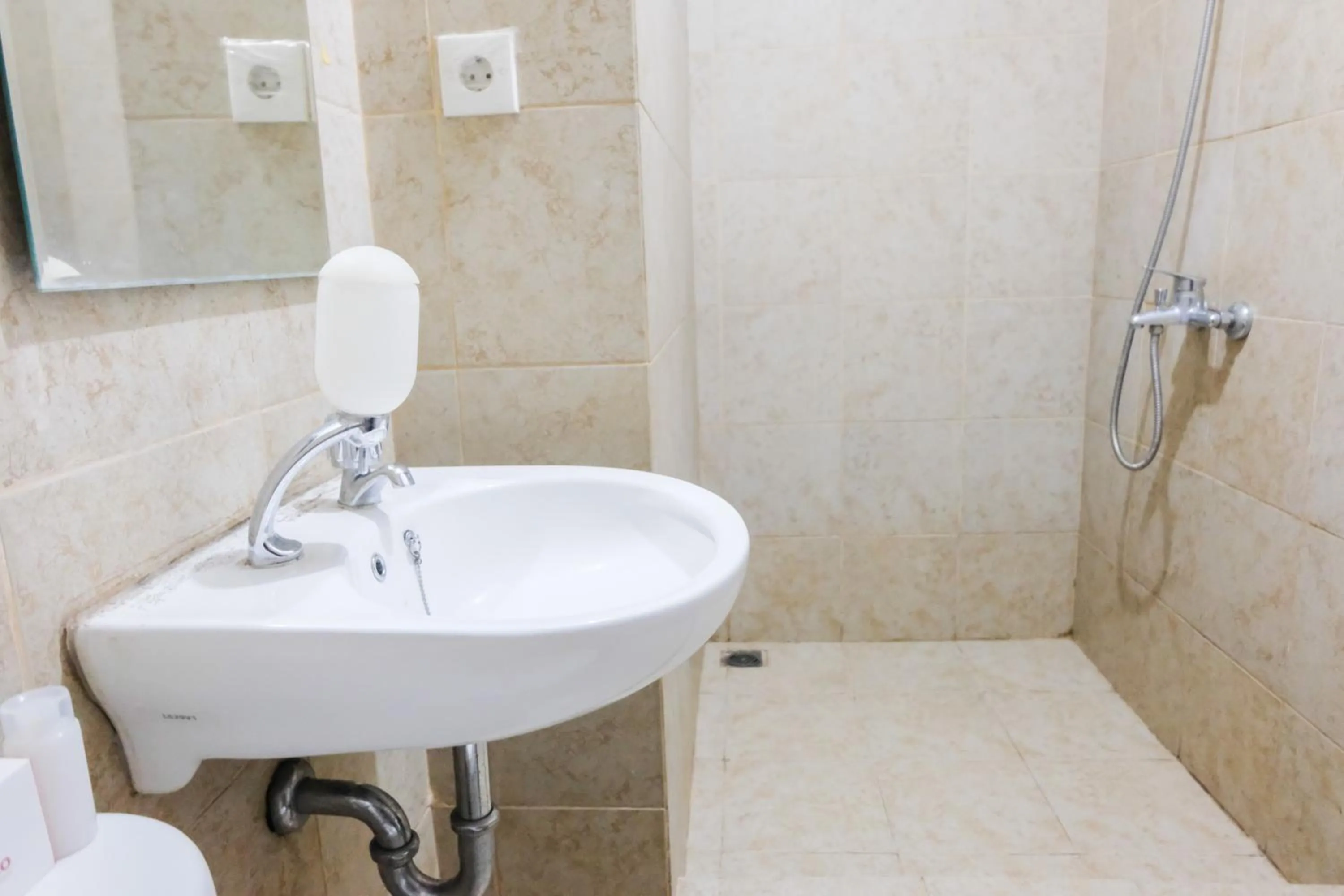 Bathroom in Minimalist Studio Room Great Western Resort Apartment By Travelio