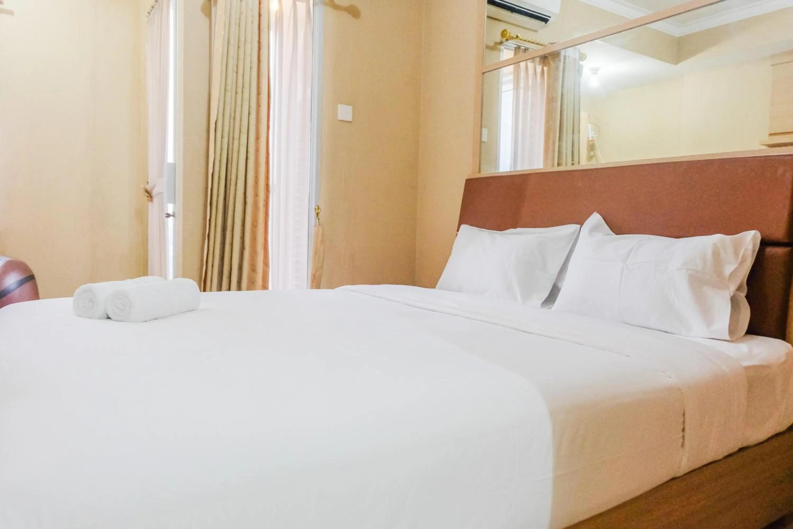 Bedroom, Bed in Minimalist Studio Room Great Western Resort Apartment By Travelio