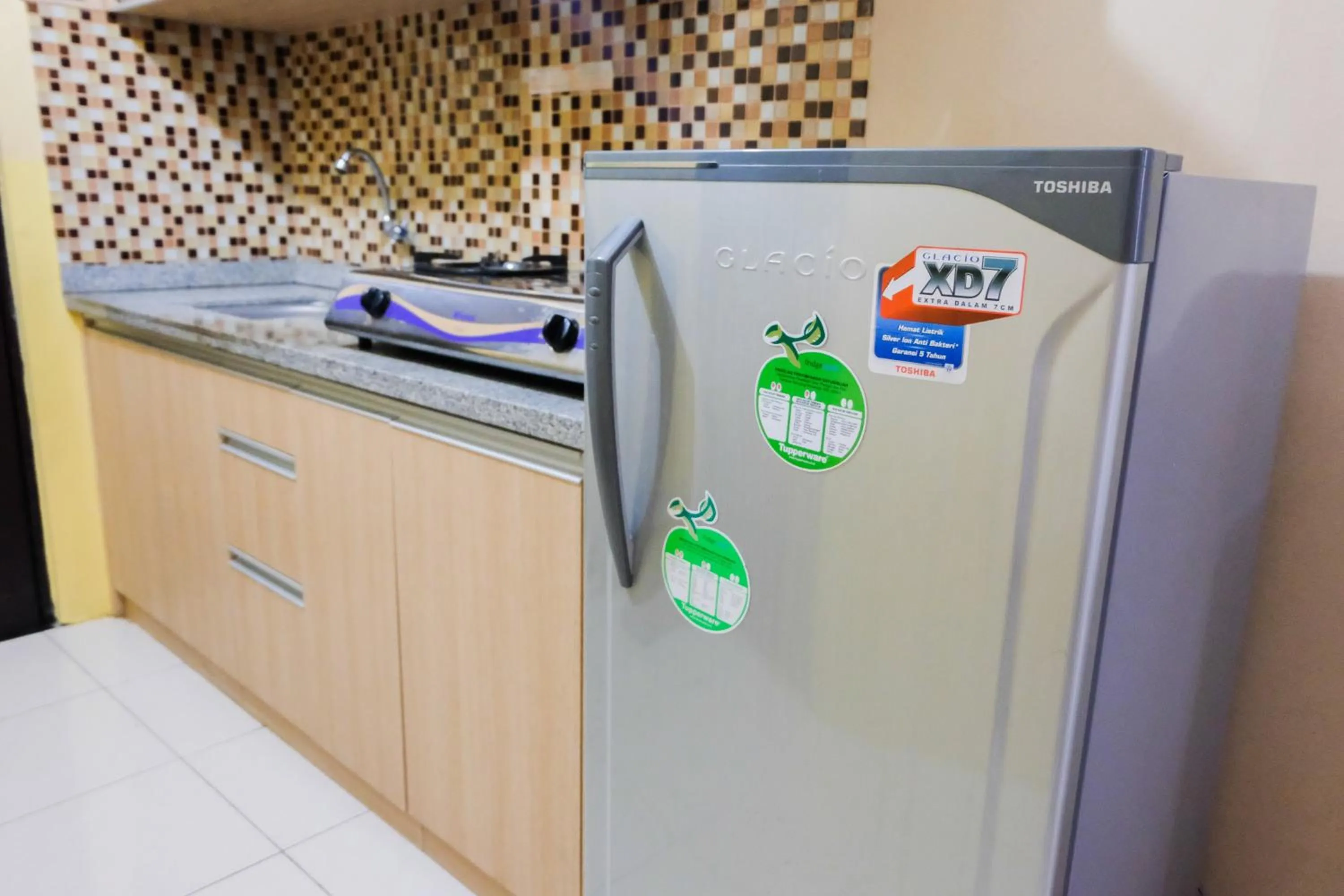 Kitchen or kitchenette in Minimalist Studio Room Great Western Resort Apartment By Travelio