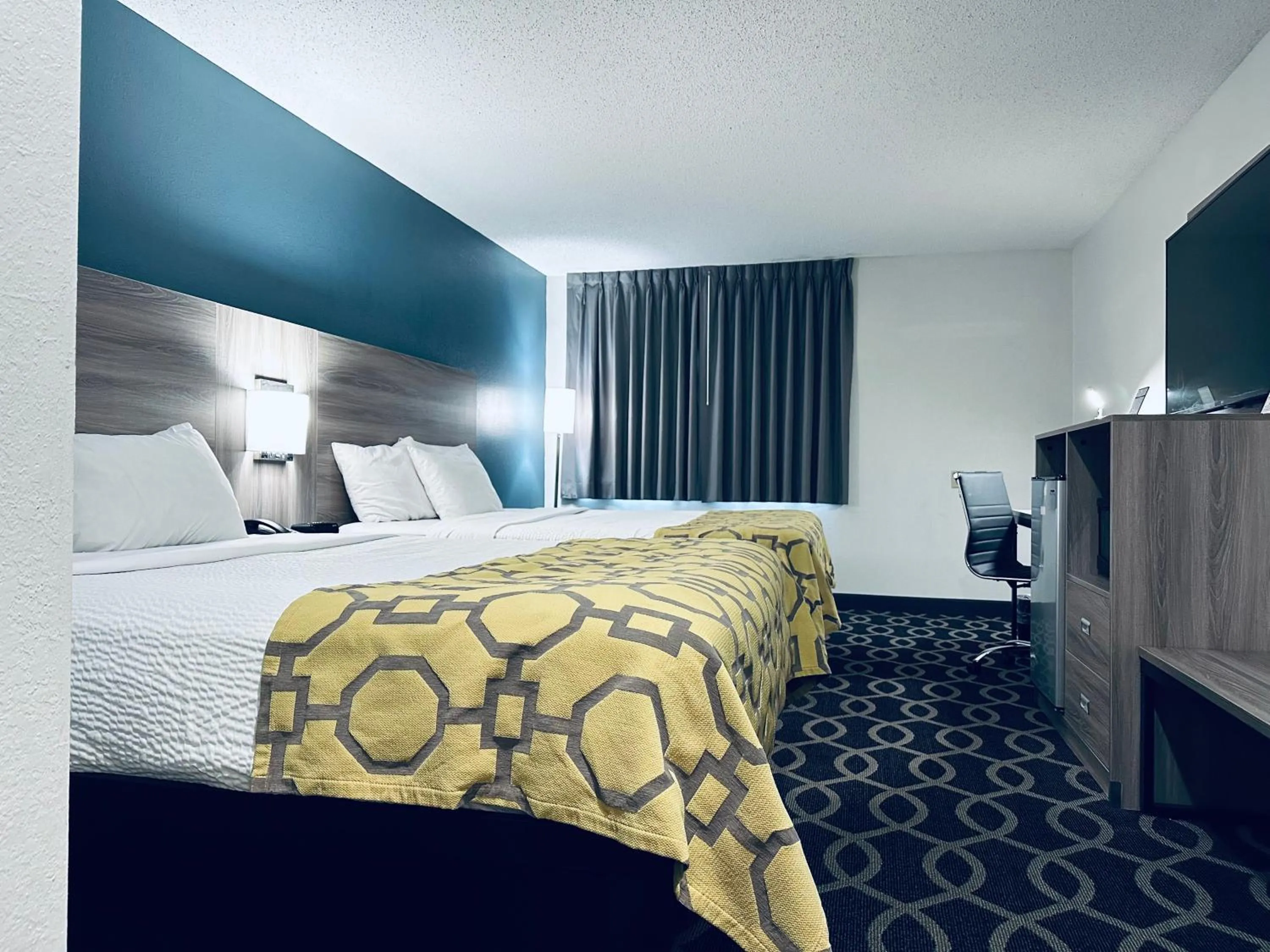 Bedroom, Bed in Baymont by Wyndham Piqua