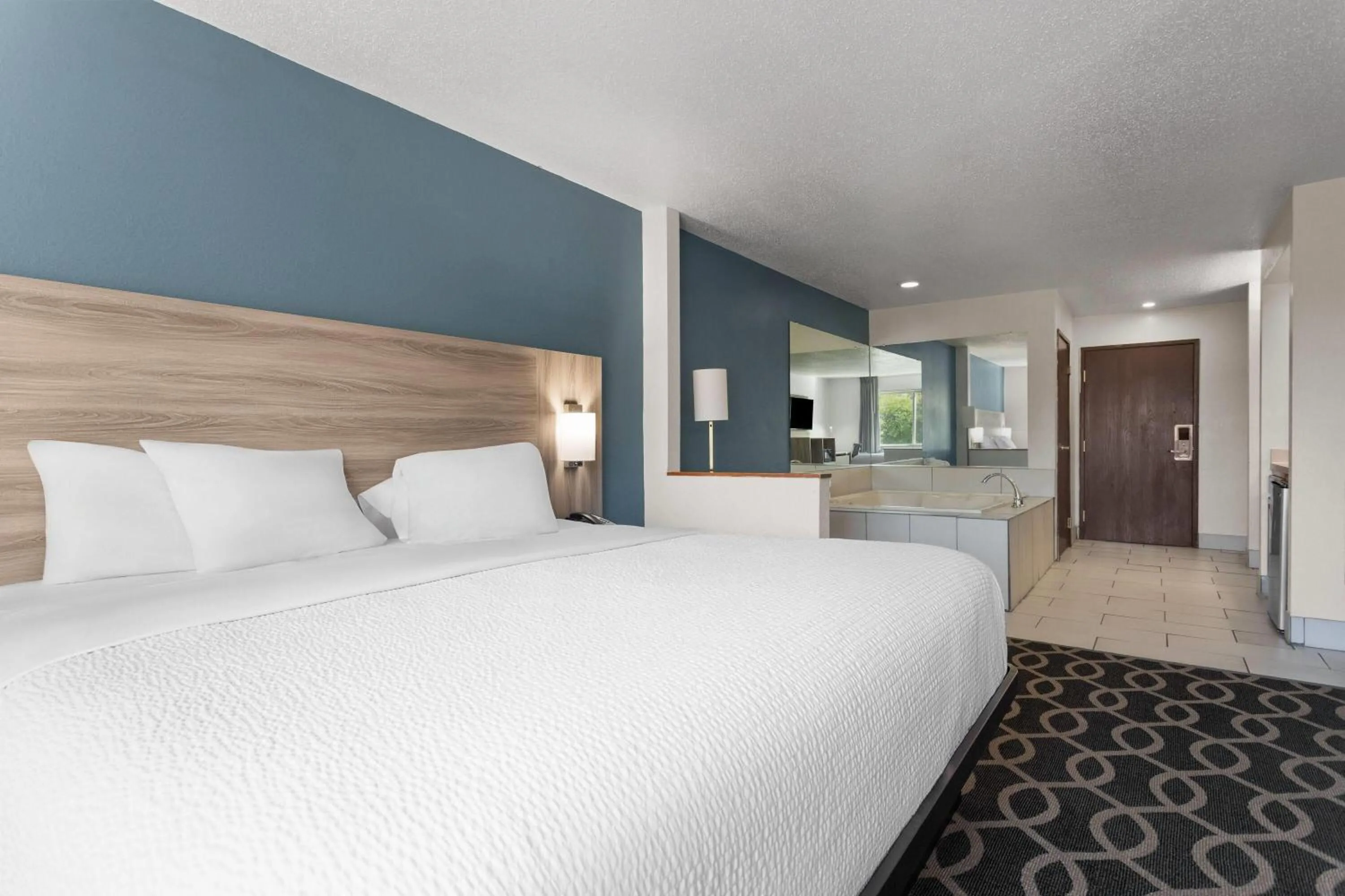 Bath, Bed in Baymont by Wyndham Piqua