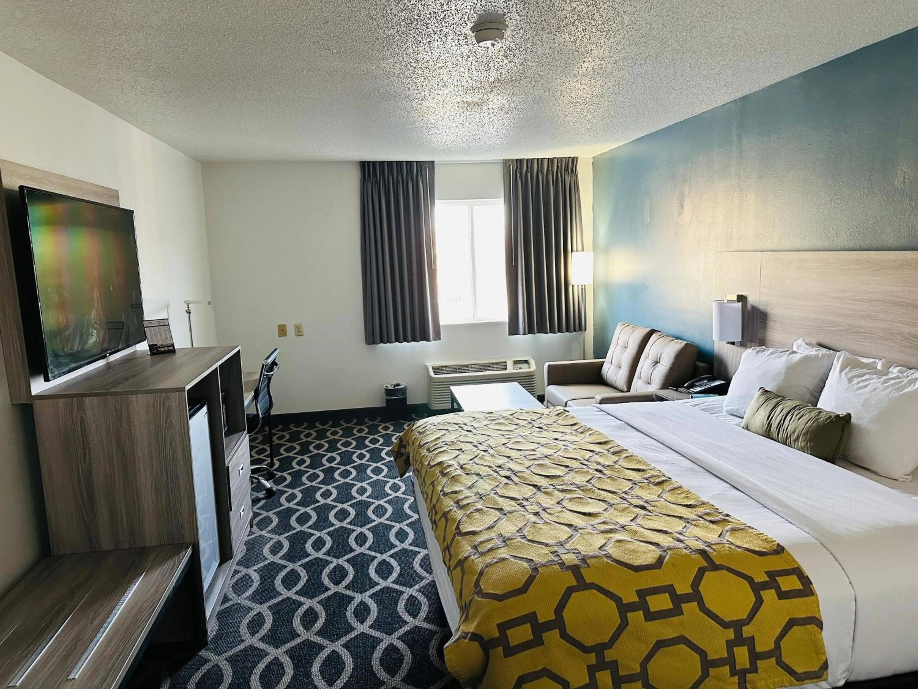 Bedroom, Bed in Baymont by Wyndham Piqua