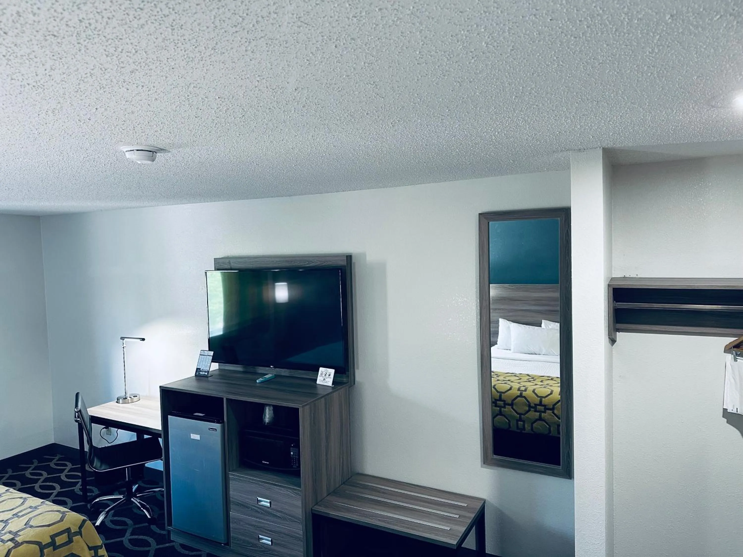 TV and multimedia, Bed in Baymont by Wyndham Piqua