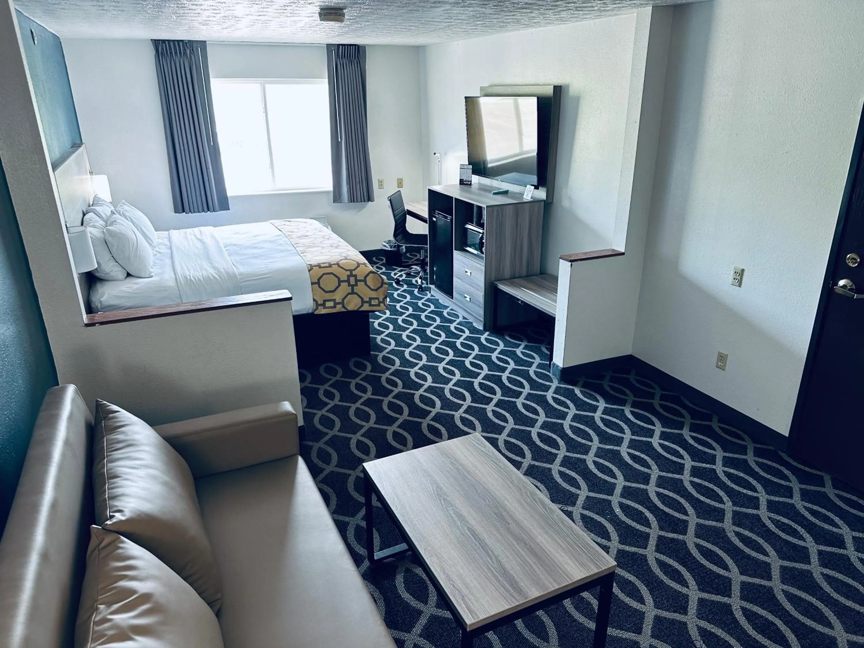 Bedroom, Bed in Baymont by Wyndham Piqua