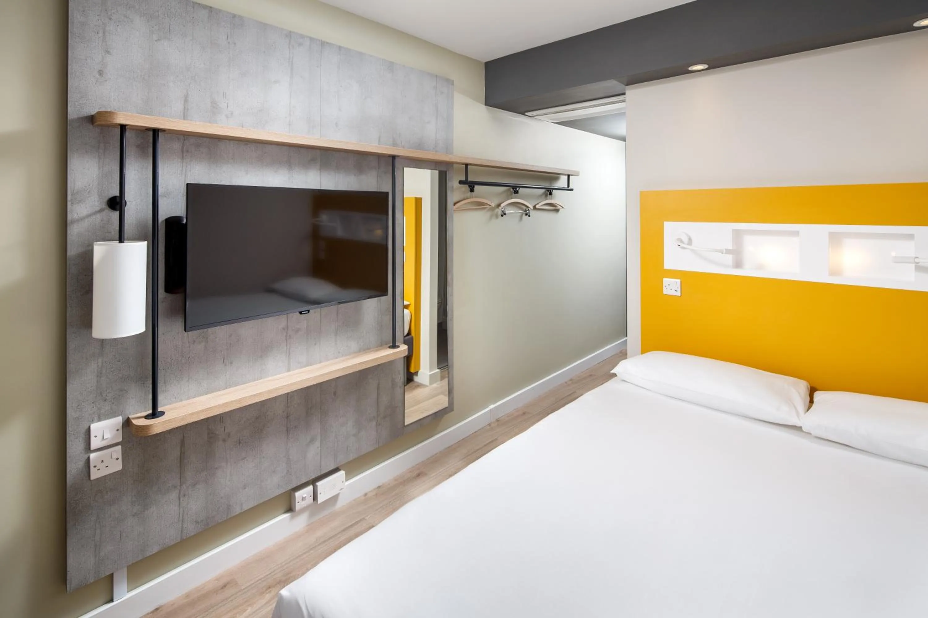 Photo of the whole room, Bed in ibis budget Swindon