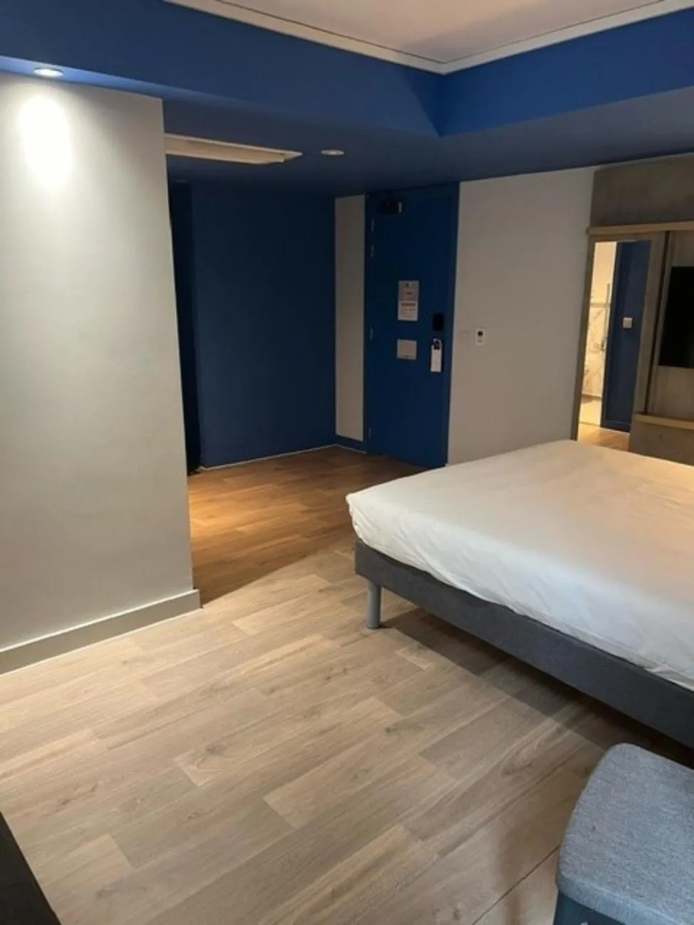 Bedroom, Bed in ibis budget Swindon