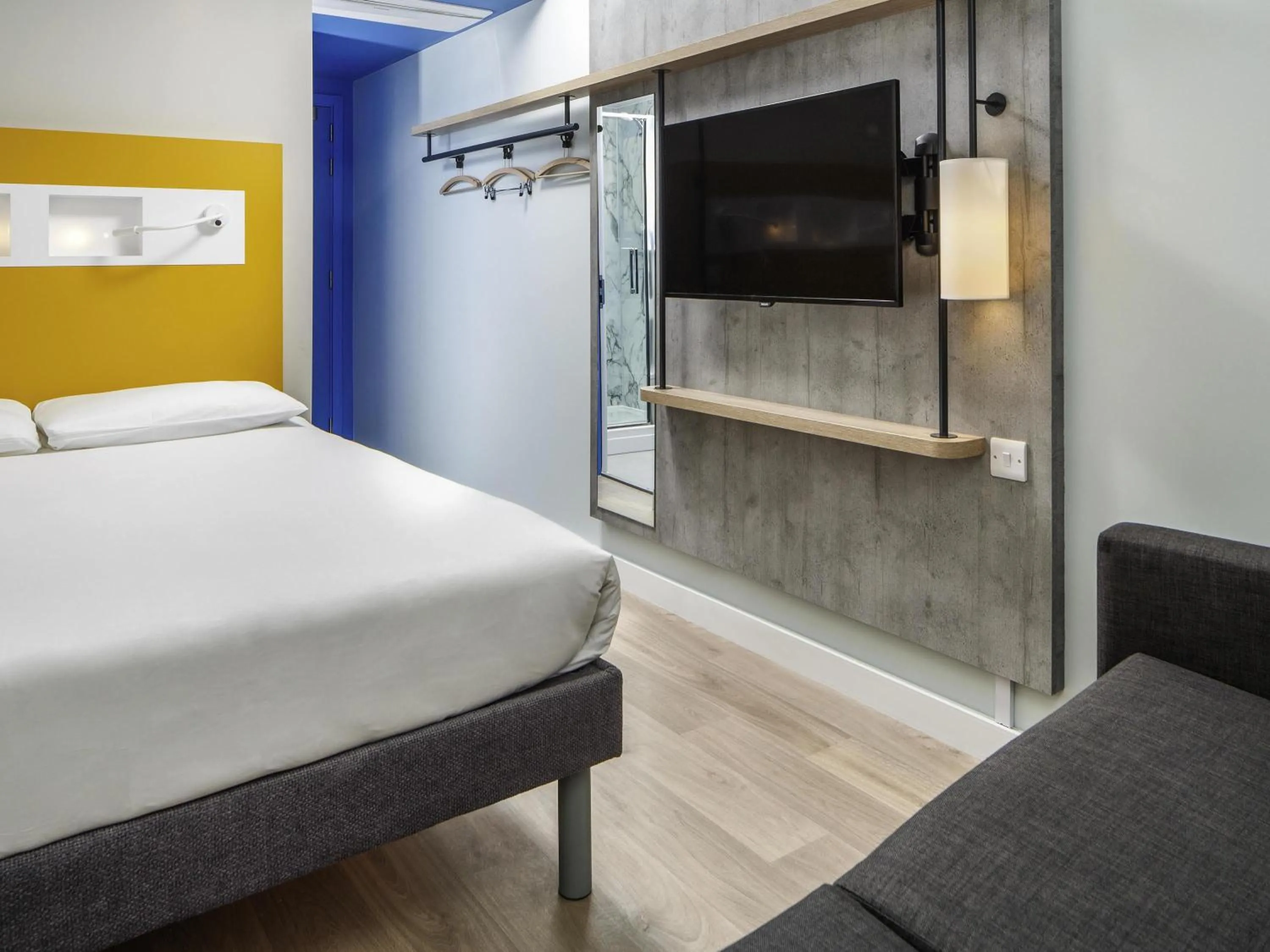 Bedroom, Bed in ibis budget Swindon